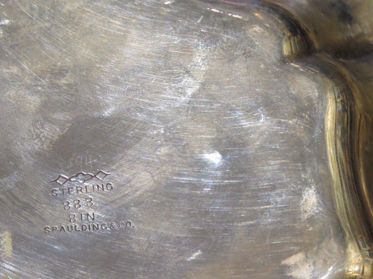 L'article suivant est un Rare Important Gorgeous Rococo Spaulding Sterling Silver Compote Bowl. Le bol est composé de grandes fleurs finement serties et entrelacées. Mesure 8