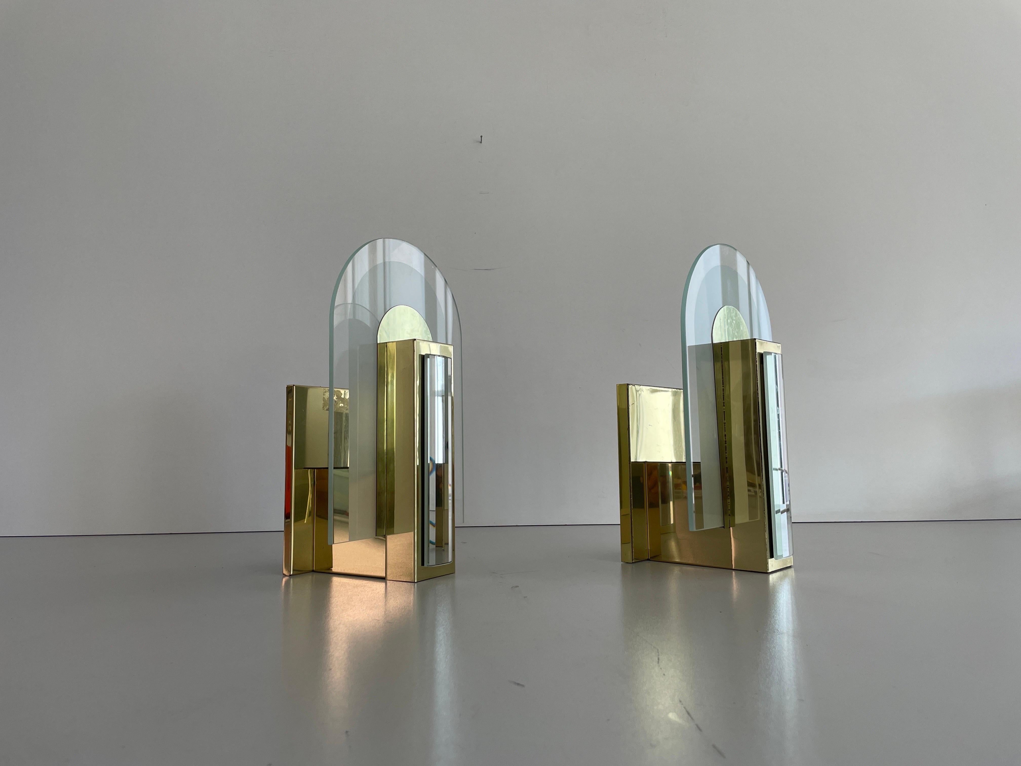 Seltene schöne Metall & Glas Paar Wandleuchter, 1970er, Deutschland

Elegante seltene Wandlampen von hoher Qualität.

Die Lampen sind in sehr gutem Vintage-Zustand.
Abnutzung entsprechend dem Alter und dem Gebrauch

Diese Lampen funktionieren mit