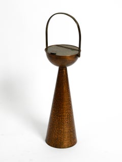 Magnifique et rare cendrier sur pied en cuivre du milieu du siècle dernier par Harald Buchrucker