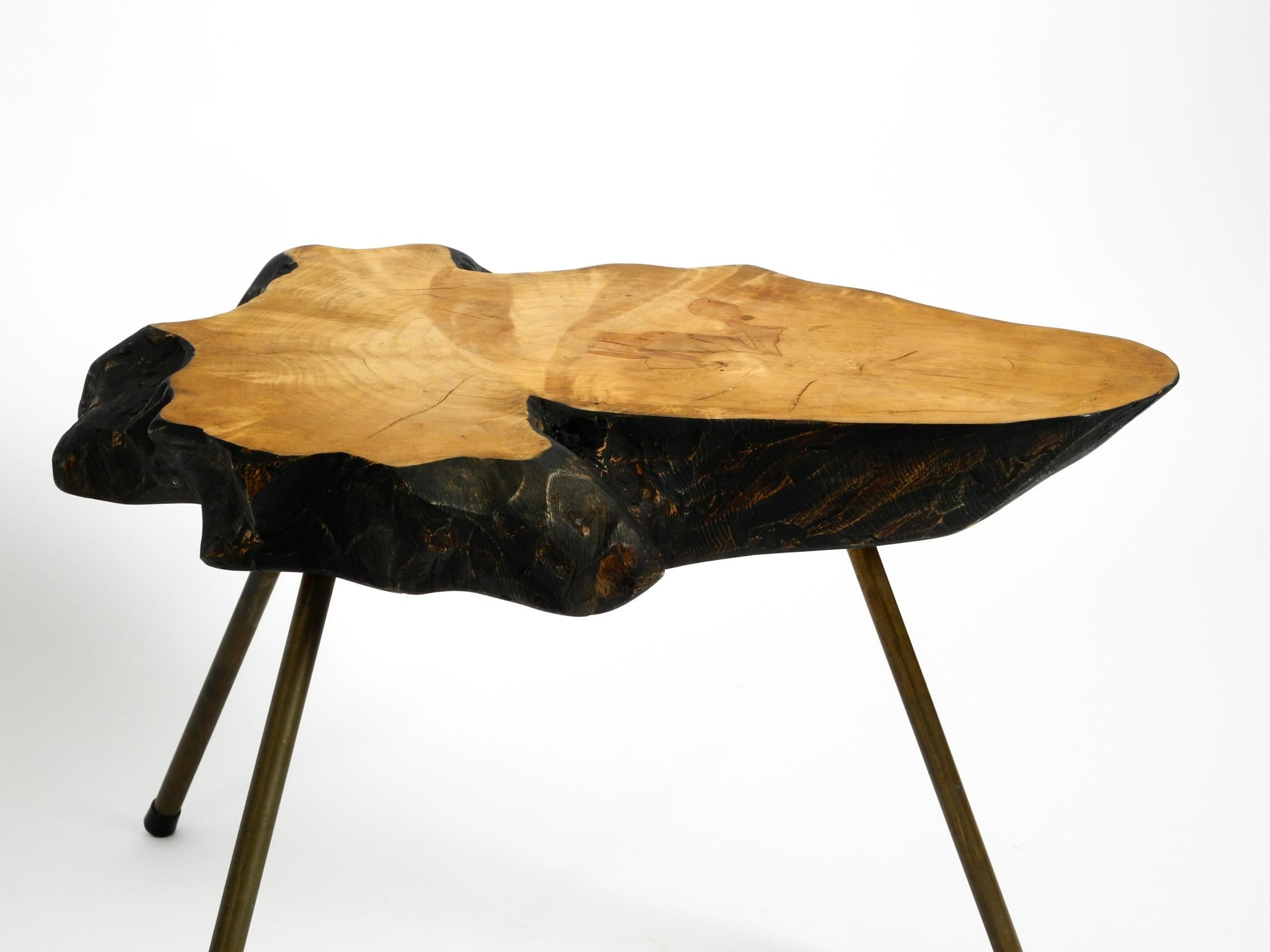 Rare, Beautiful Midcentury Three-Legged Coffee Table Made of Thick Tree Slice In Good Condition In München, DE