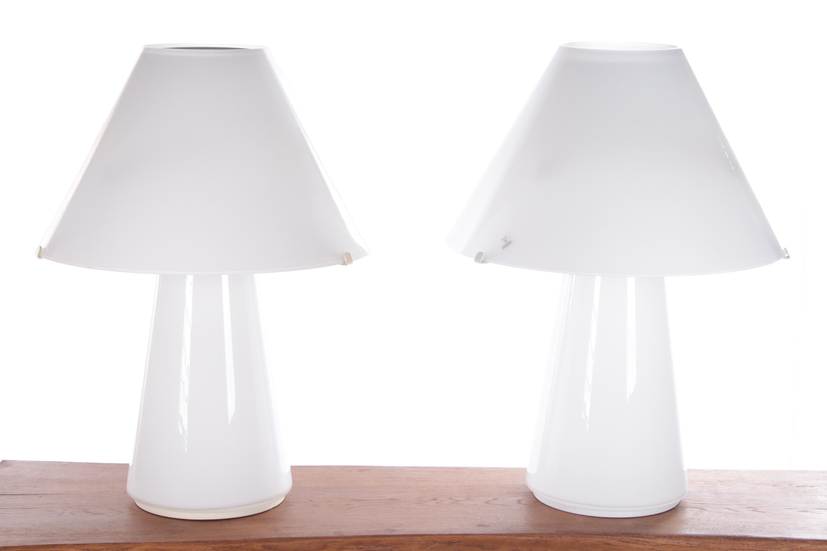 Dieses schöne Set von Murano-Pilz-Lampen ist original, entworfen und hergestellt von Gianni Seguso im Jahr 1970.

Dieses elegante Lampenset ist ein Blickfang im Raum. Schön auf einer Anrichte im Wohnzimmer.

Die Designerlampen sind in perfektem