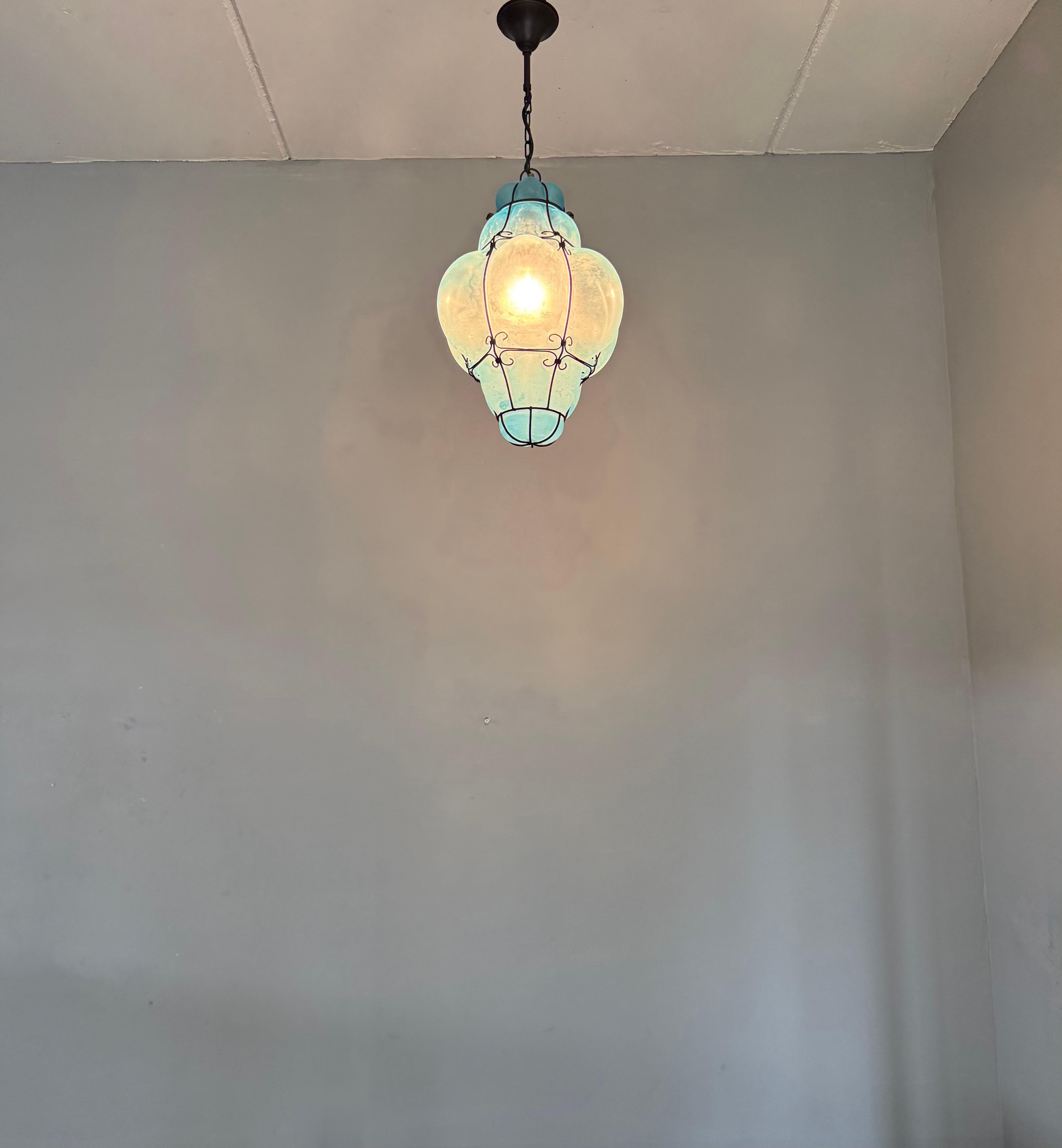 Rare et magnifique lampe à suspension viennoise en verre soufflé bleu azur 1950 en vente 3