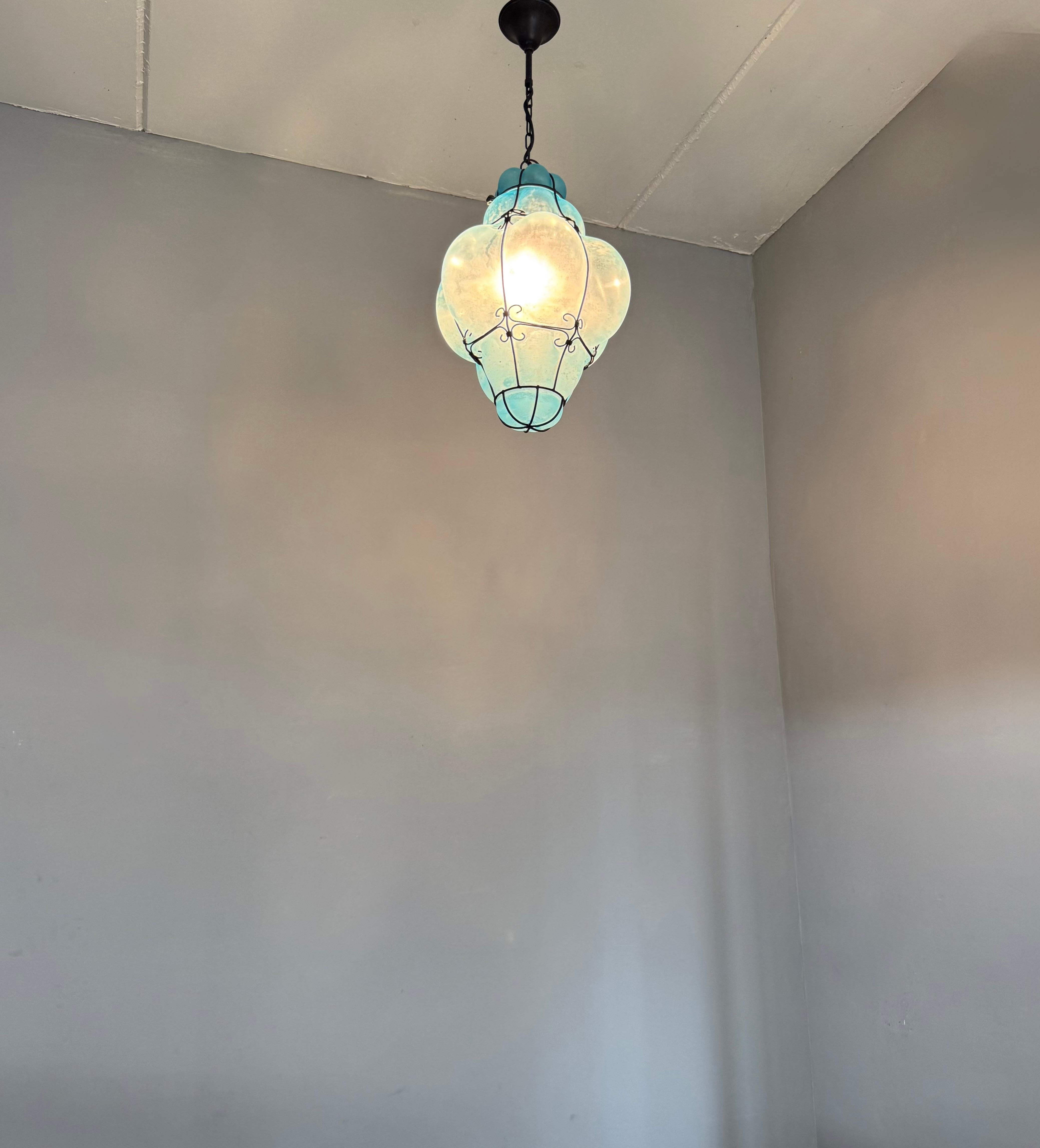 Rare et magnifique lampe à suspension viennoise en verre soufflé bleu azur 1950 en vente 4