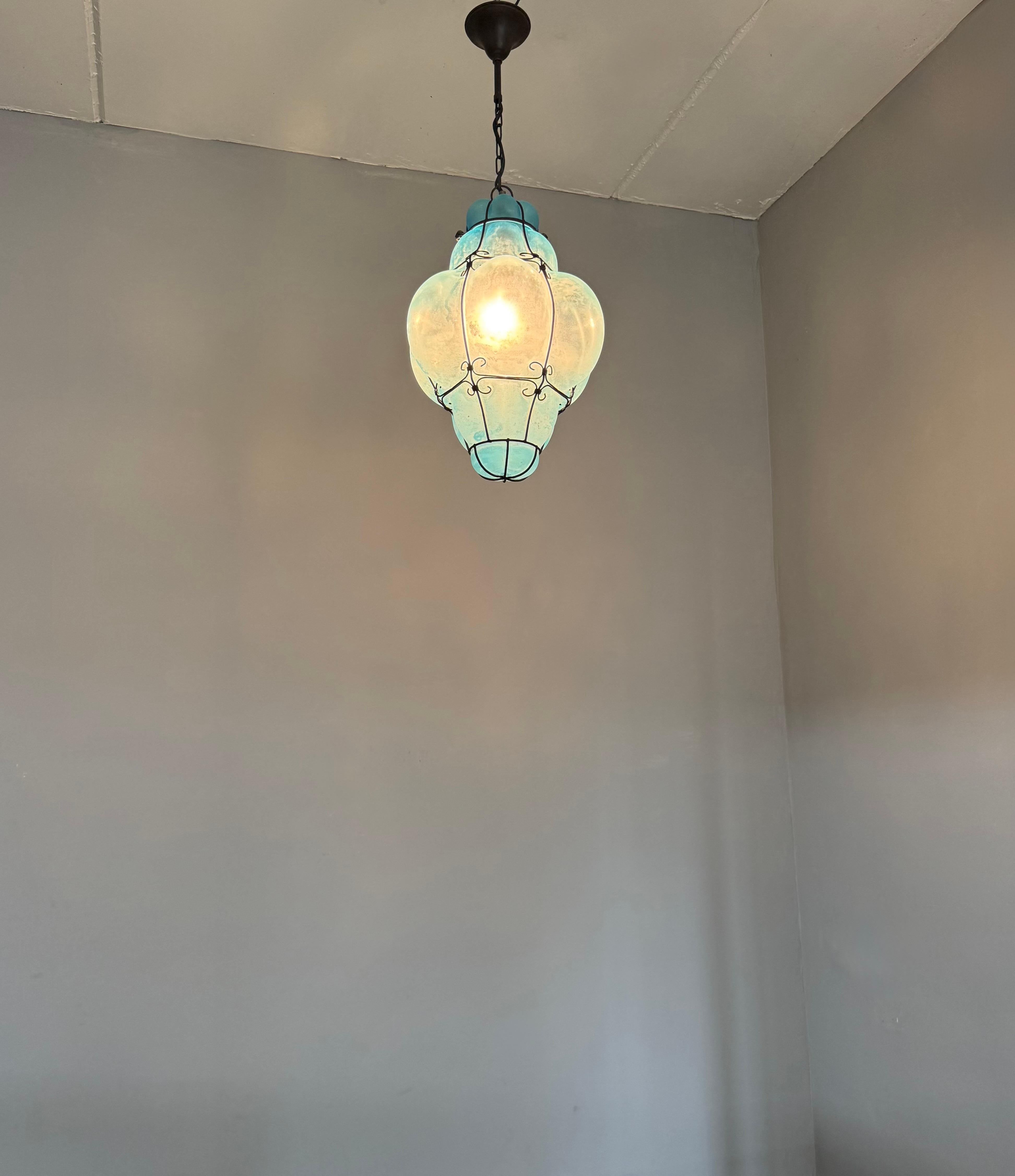 Rare et magnifique lampe à suspension viennoise en verre soufflé bleu azur 1950 en vente 5