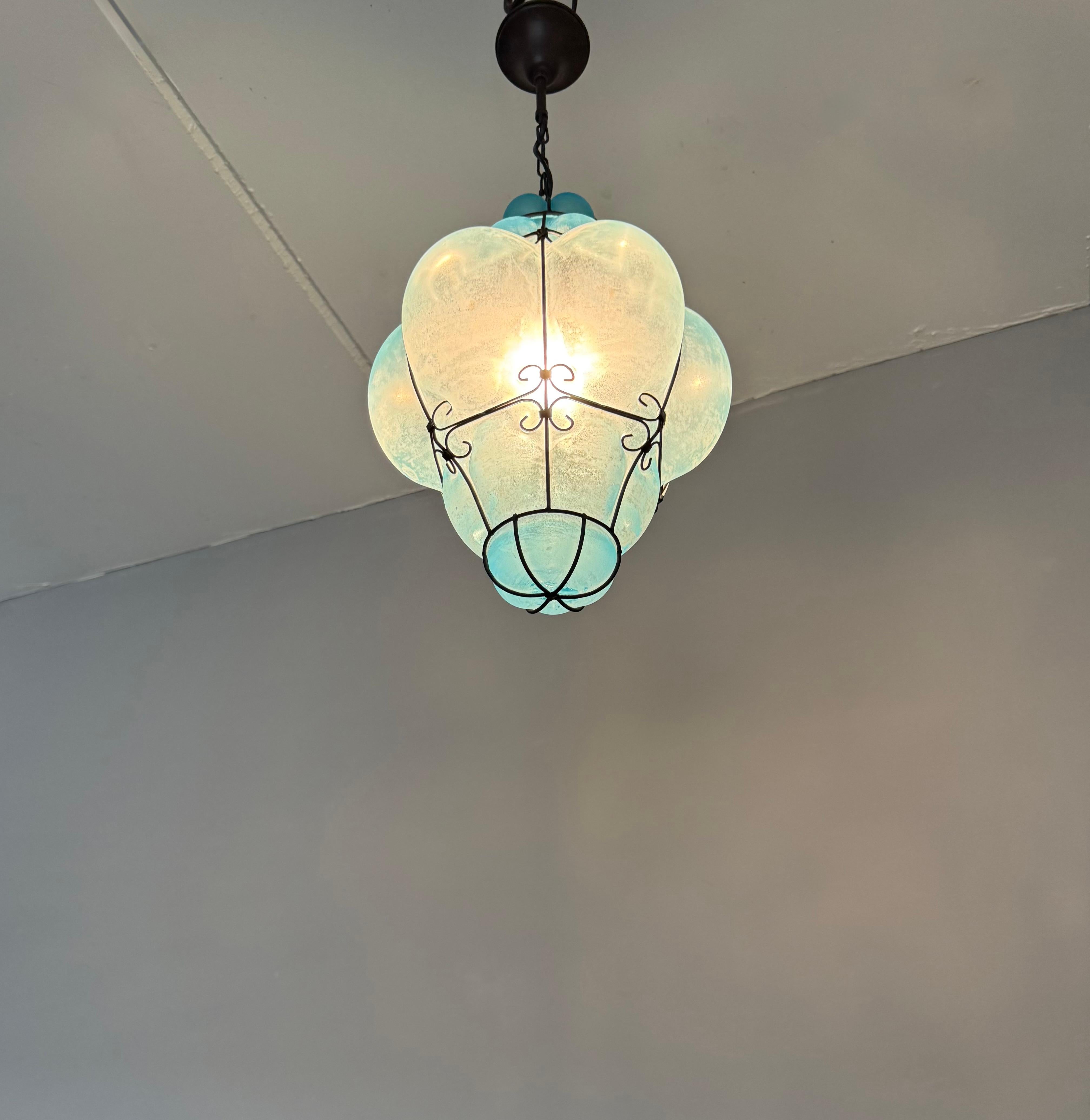 Rare et magnifique lampe à suspension viennoise en verre soufflé bleu azur 1950 en vente 6