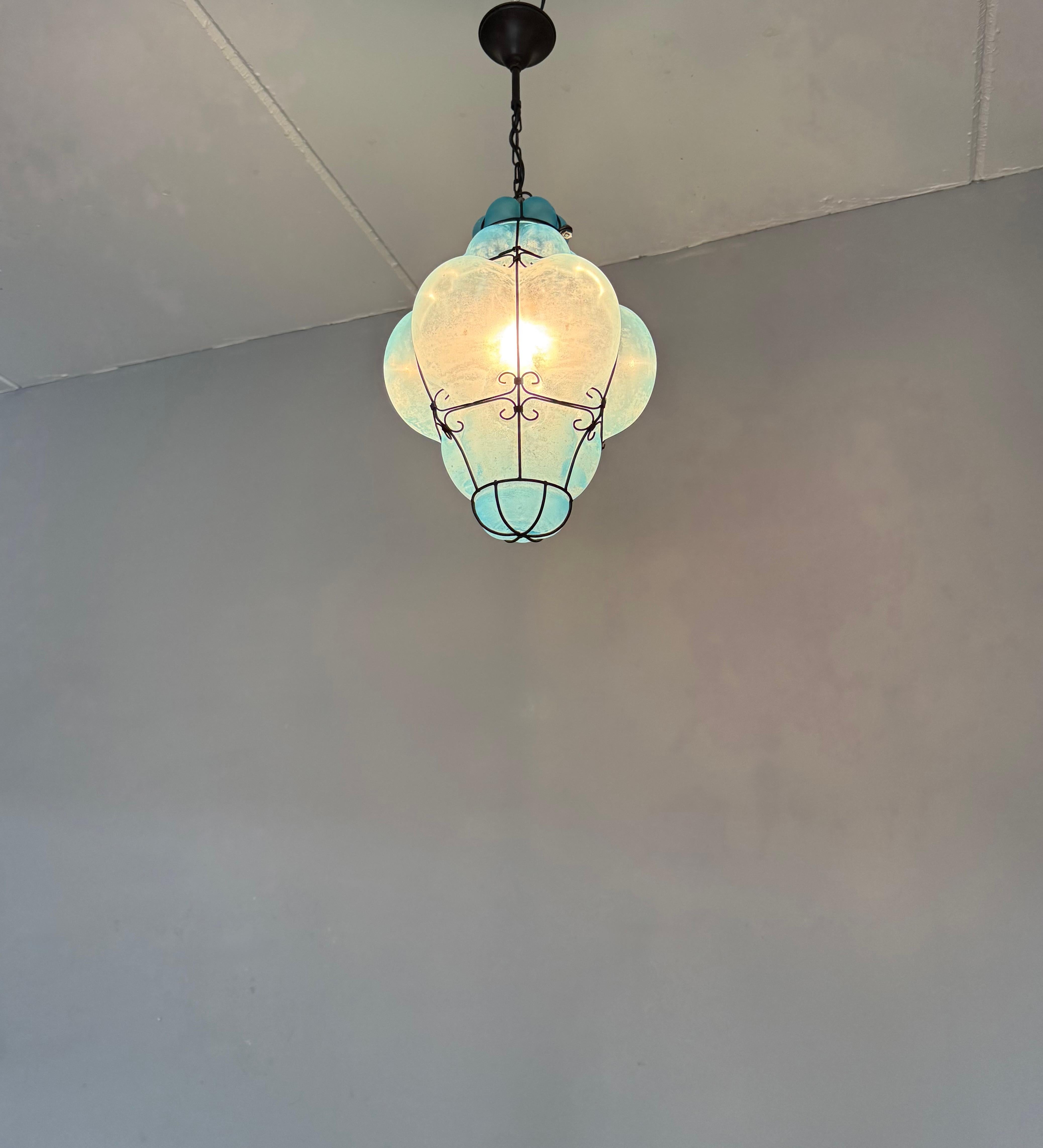 Rare et magnifique lampe à suspension viennoise en verre soufflé bleu azur 1950 en vente 7