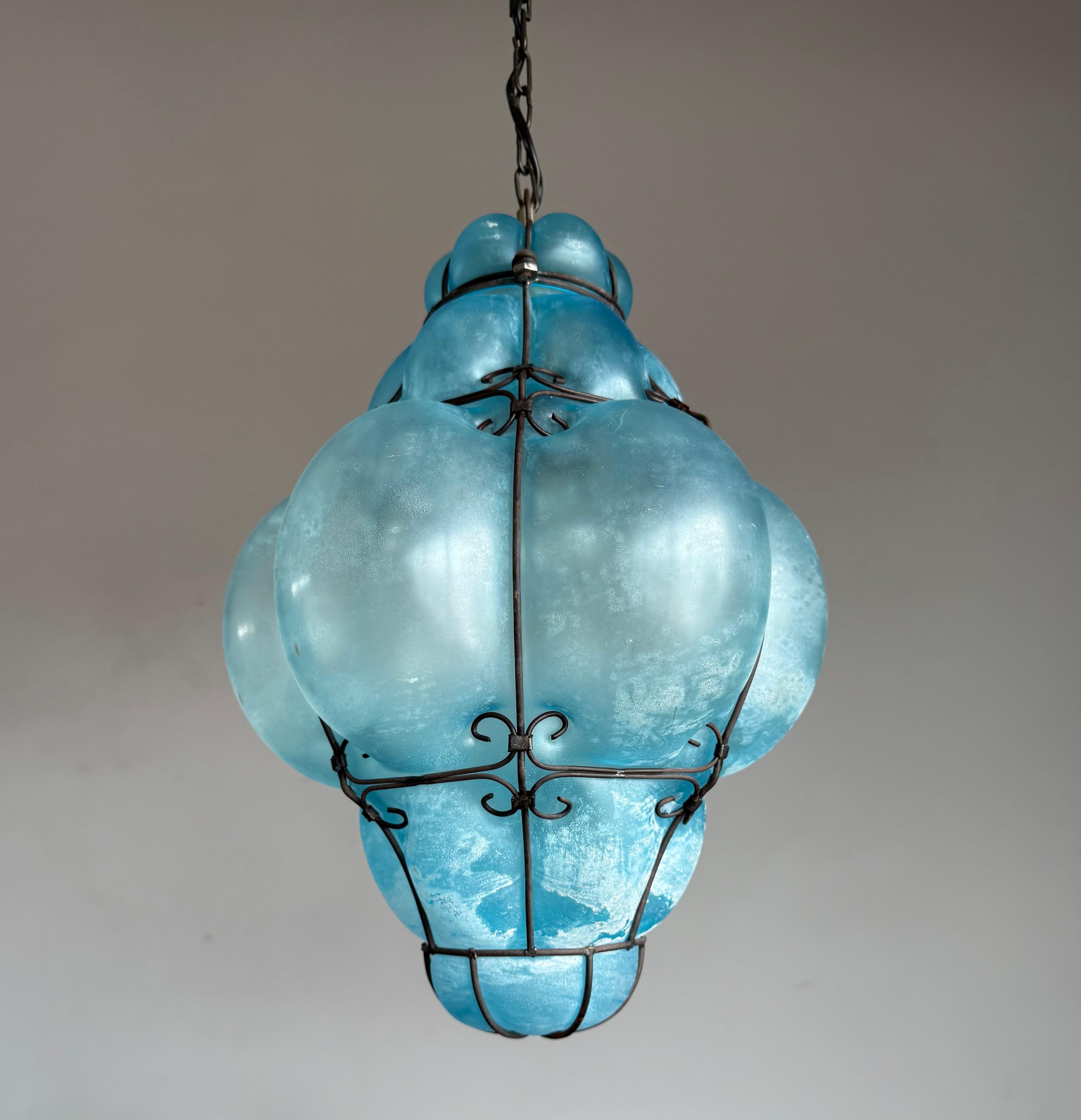 Rare et magnifique lampe à suspension viennoise en verre soufflé bleu azur 1950 en vente 8