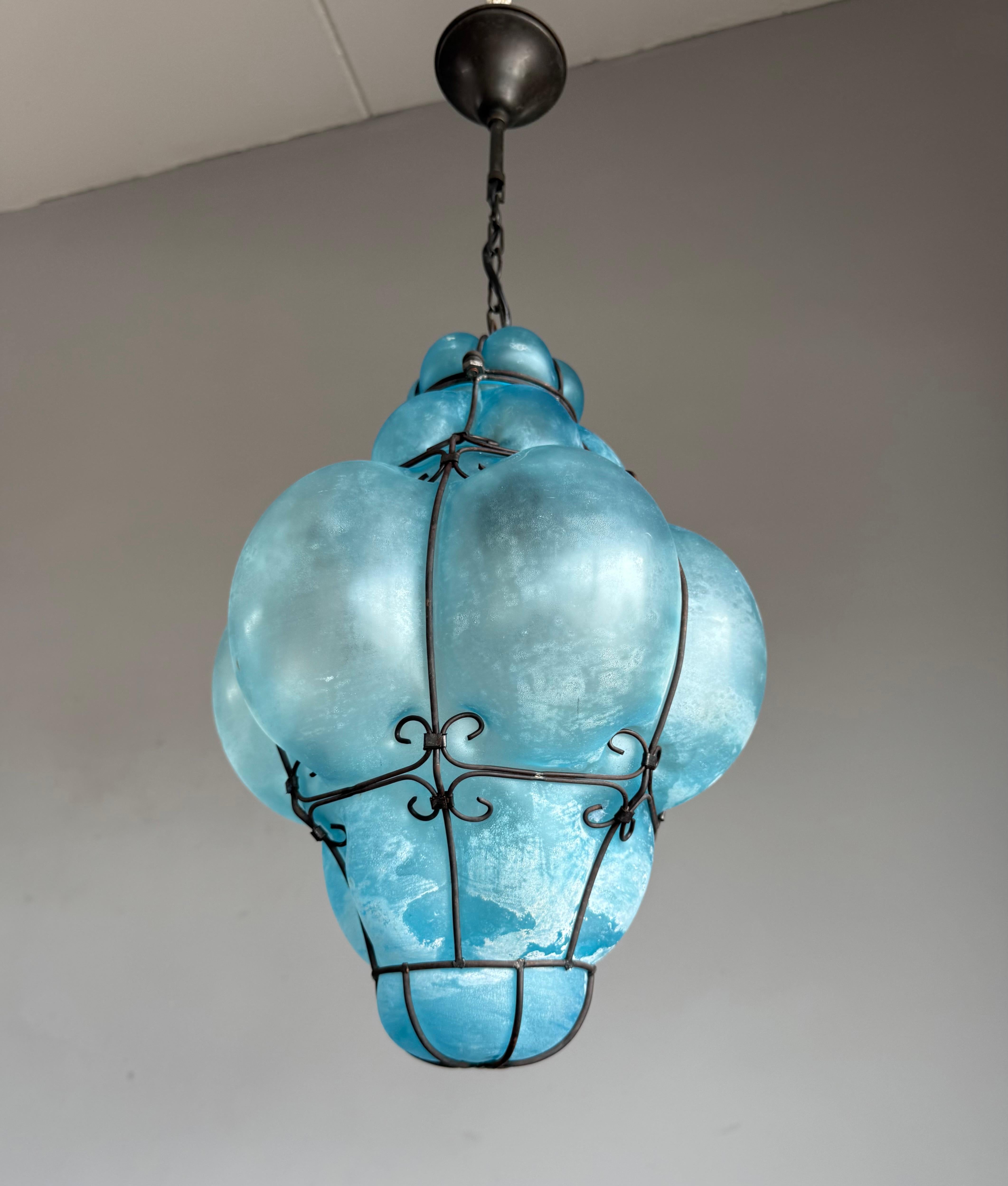 Rare et magnifique lampe à suspension viennoise en verre soufflé bleu azur 1950 en vente 9