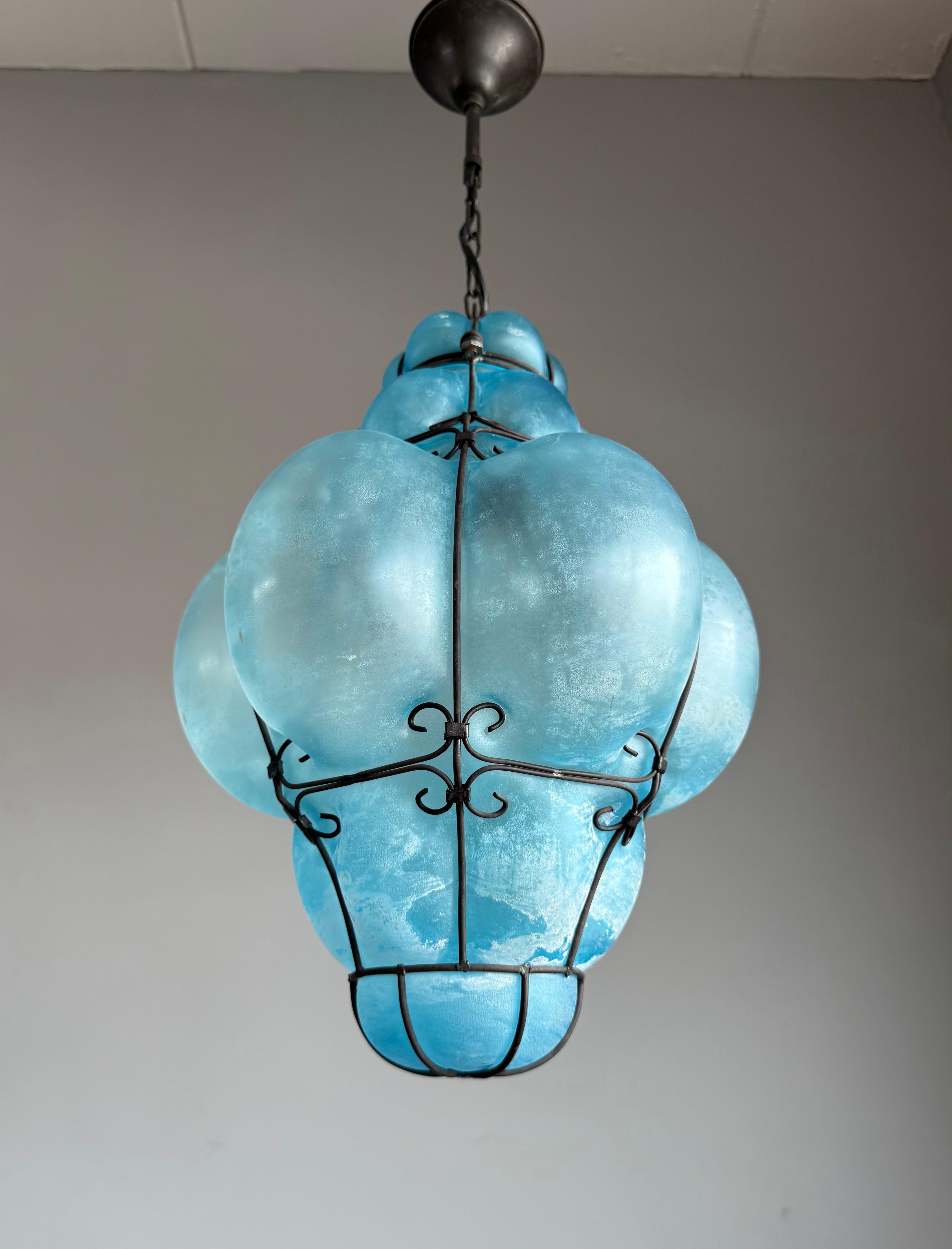 Rare et magnifique lampe à suspension viennoise en verre soufflé bleu azur 1950 en vente 10