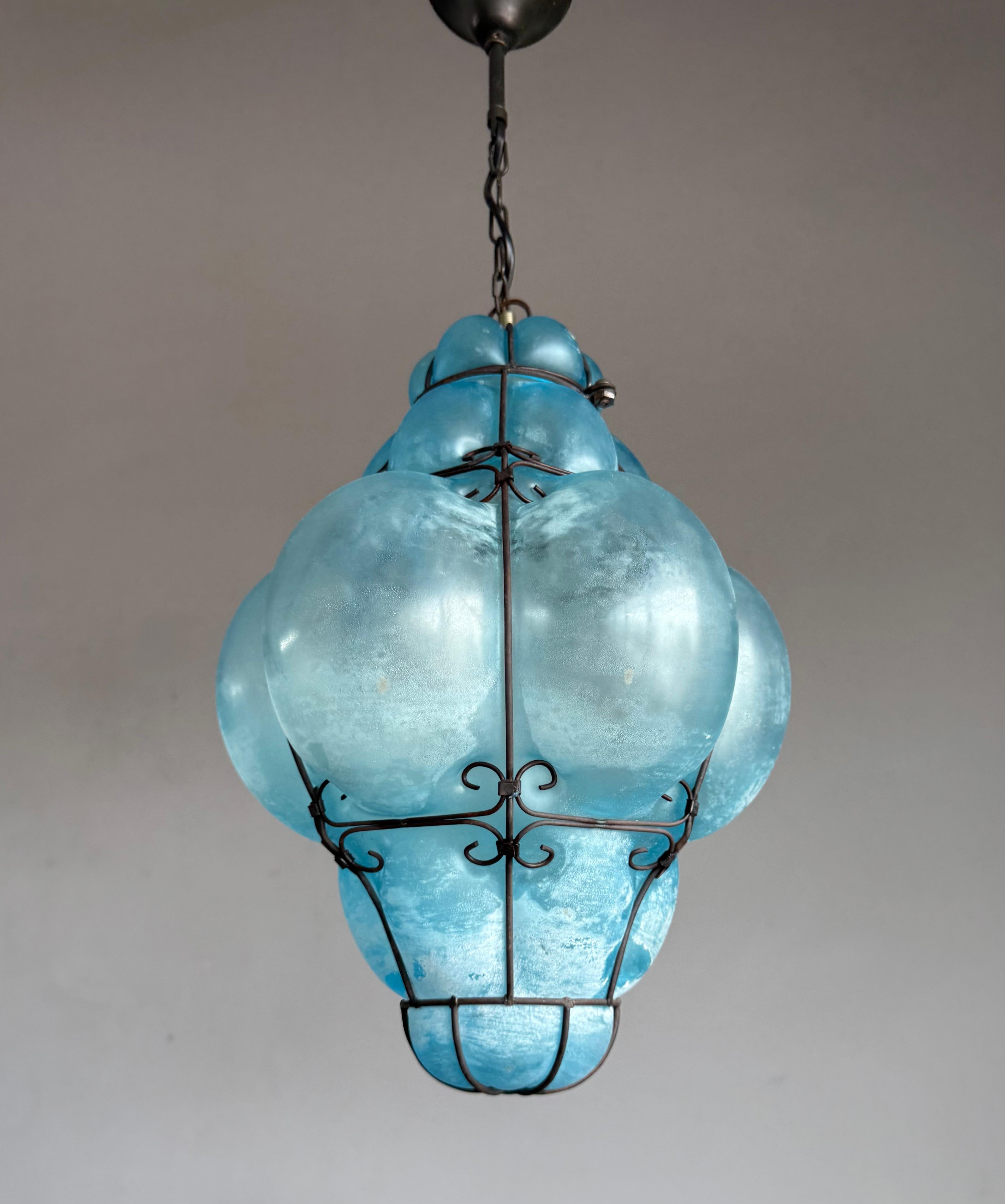 Rare et magnifique lampe à suspension viennoise en verre soufflé bleu azur 1950 en vente 11