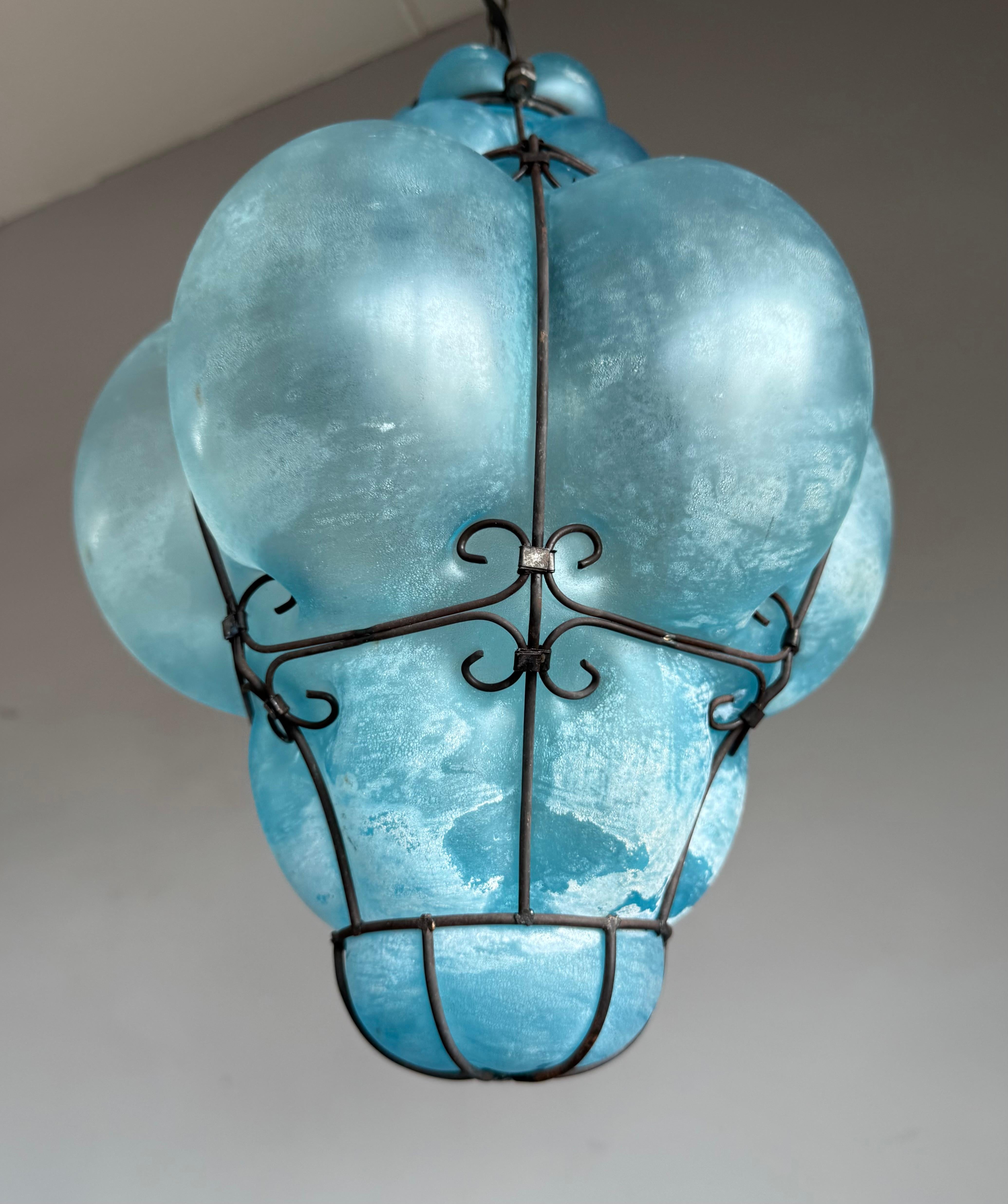 Rare et magnifique lampe à suspension viennoise en verre soufflé bleu azur 1950 en vente 12