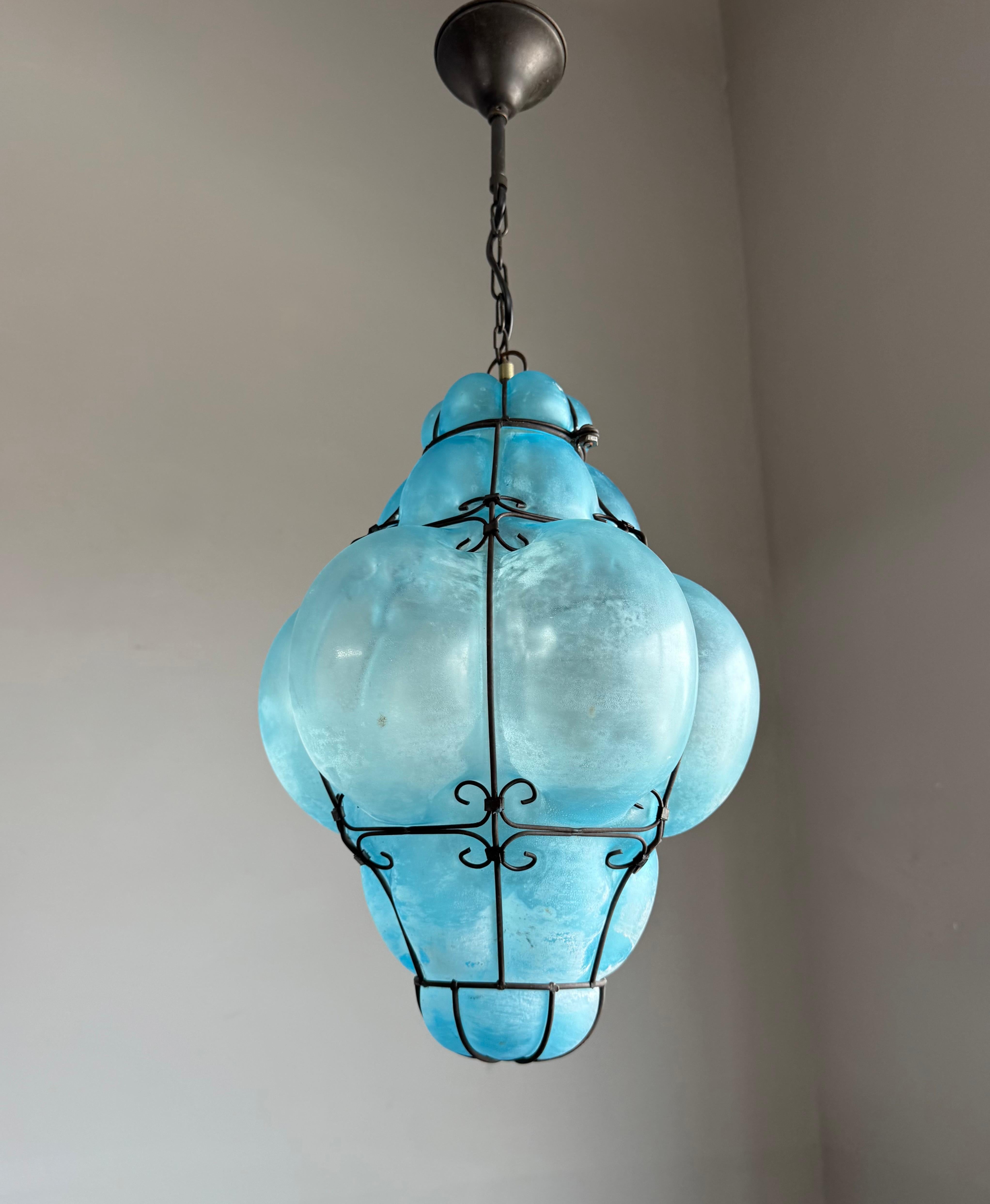 Rare et très décoratif luminaire vénitien en couleur.

Ce pendentif en verre 