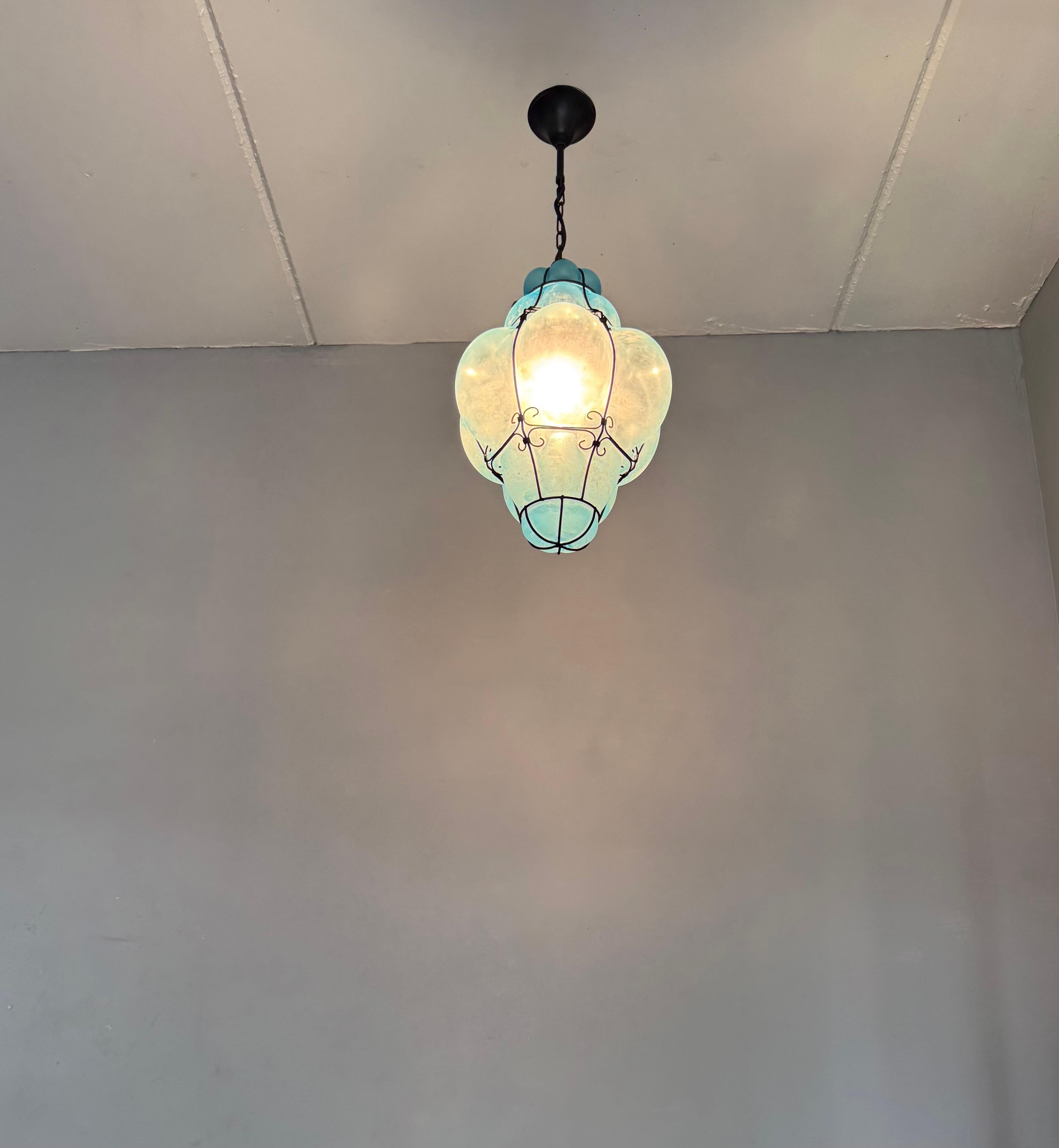 Rare et magnifique lampe à suspension viennoise en verre soufflé bleu azur 1950 en vente 13