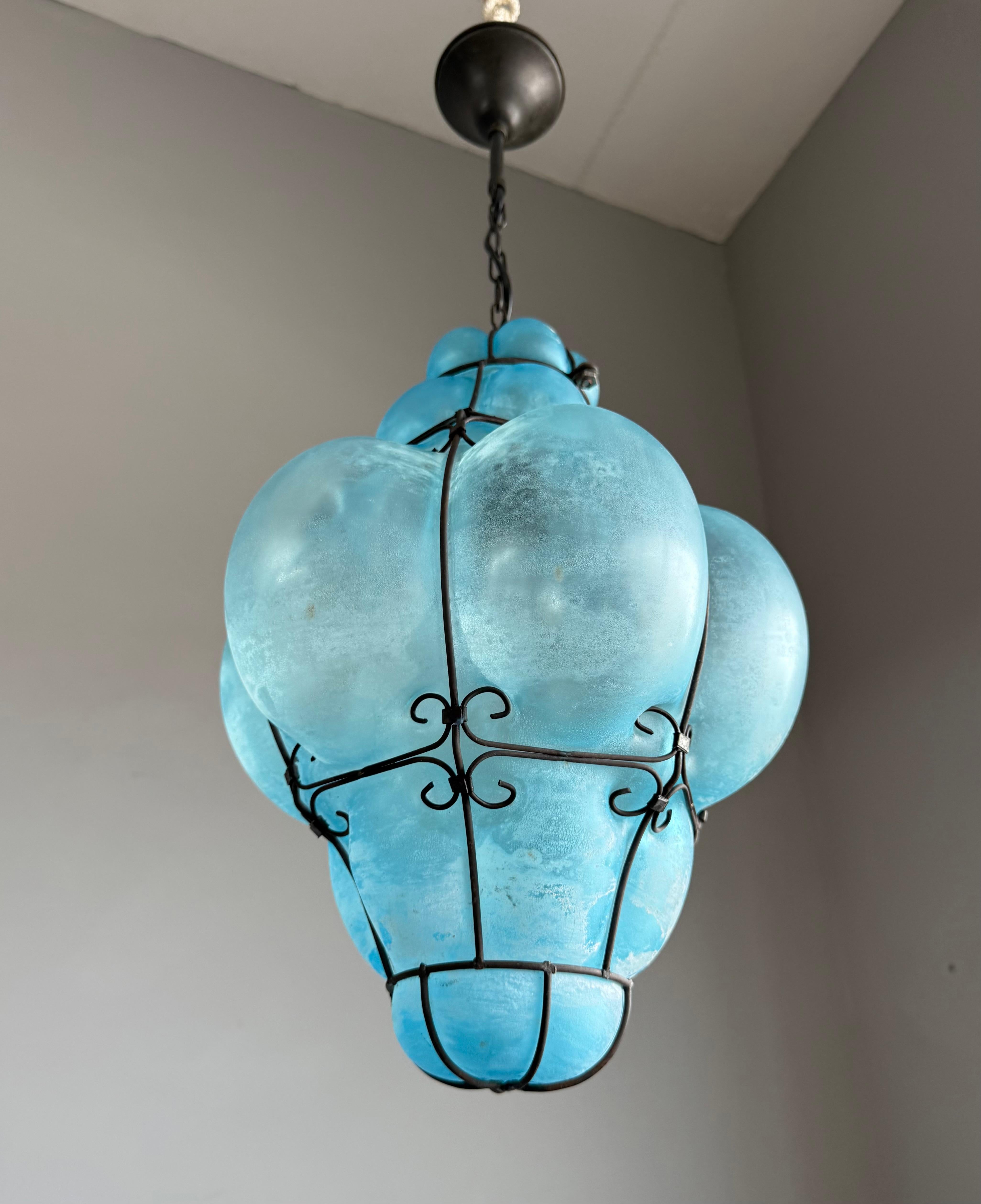italien Rare et magnifique lampe à suspension viennoise en verre soufflé bleu azur 1950 en vente