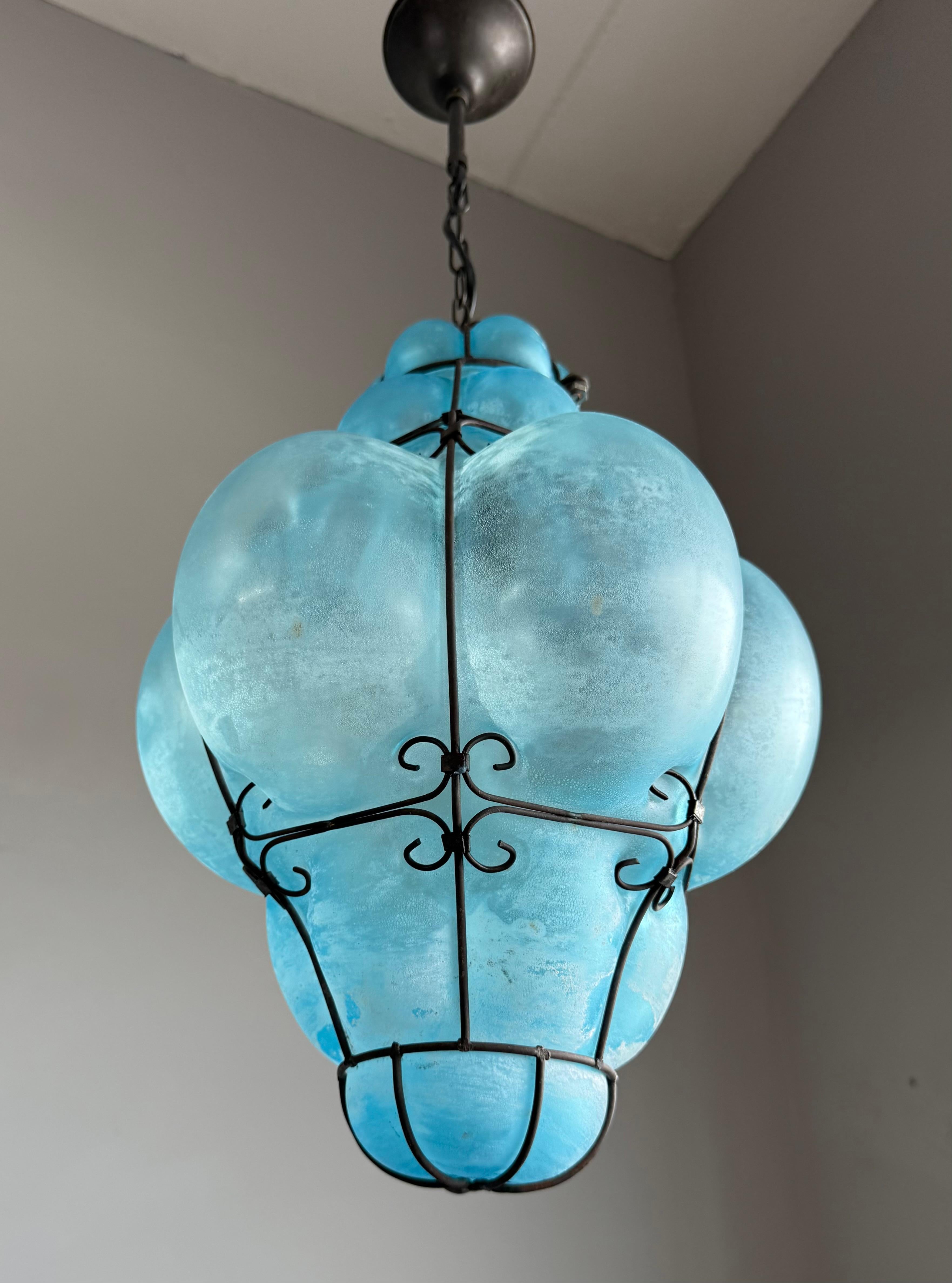 Forgé Rare et magnifique lampe à suspension viennoise en verre soufflé bleu azur 1950 en vente