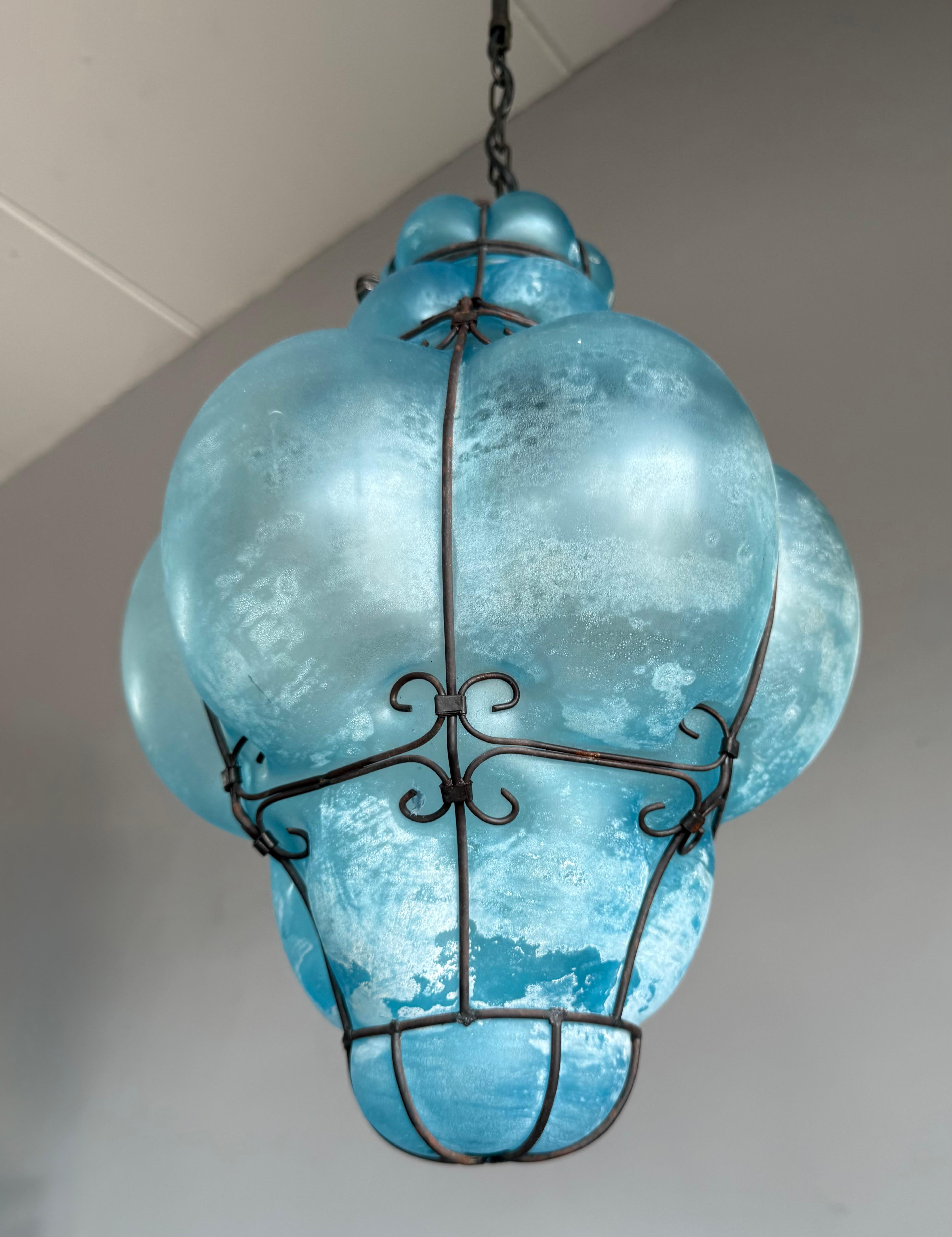 Rare et magnifique lampe à suspension viennoise en verre soufflé bleu azur 1950 Bon état - En vente à Lisse, NL