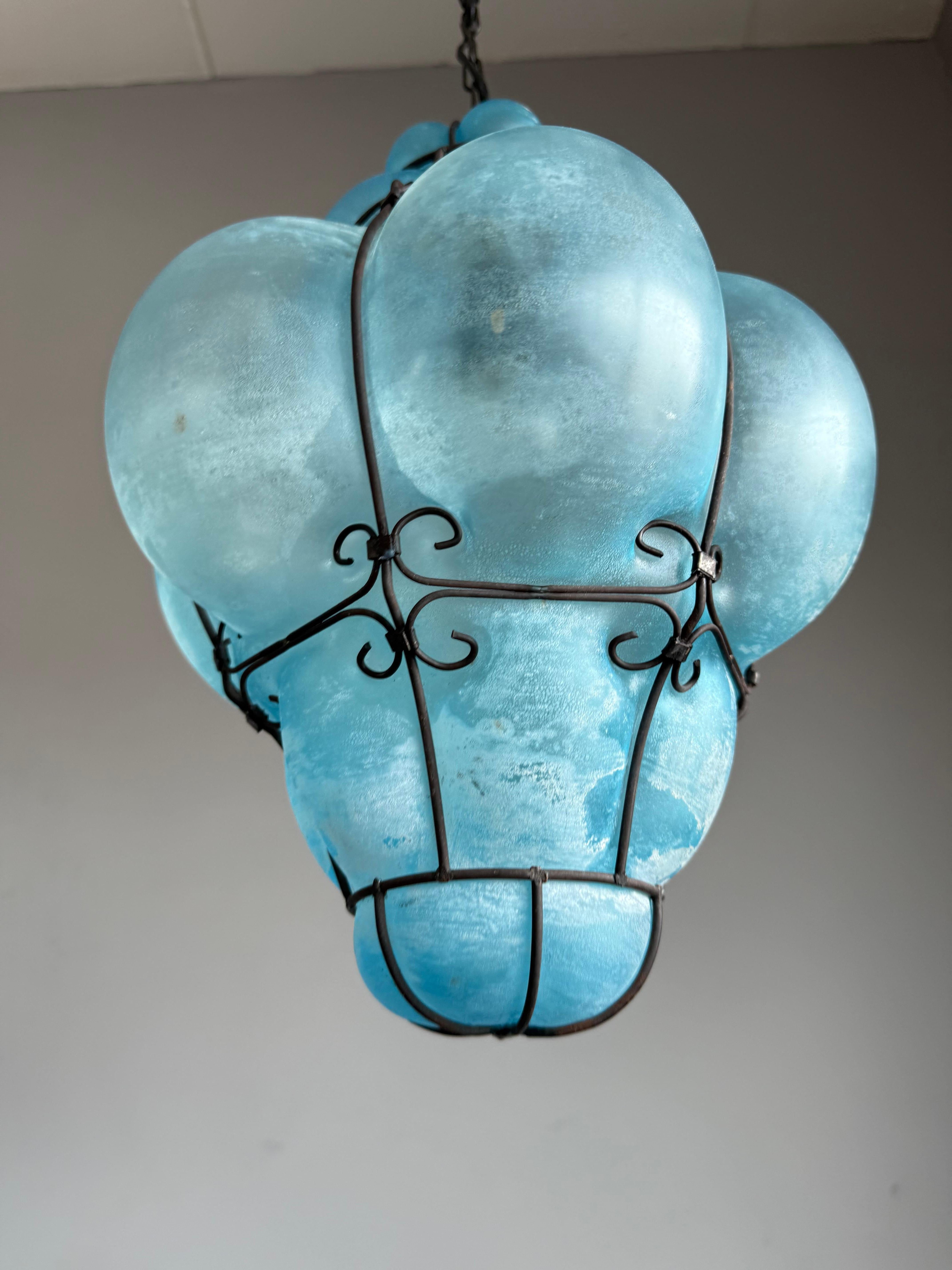 20ième siècle Rare et magnifique lampe à suspension viennoise en verre soufflé bleu azur 1950 en vente
