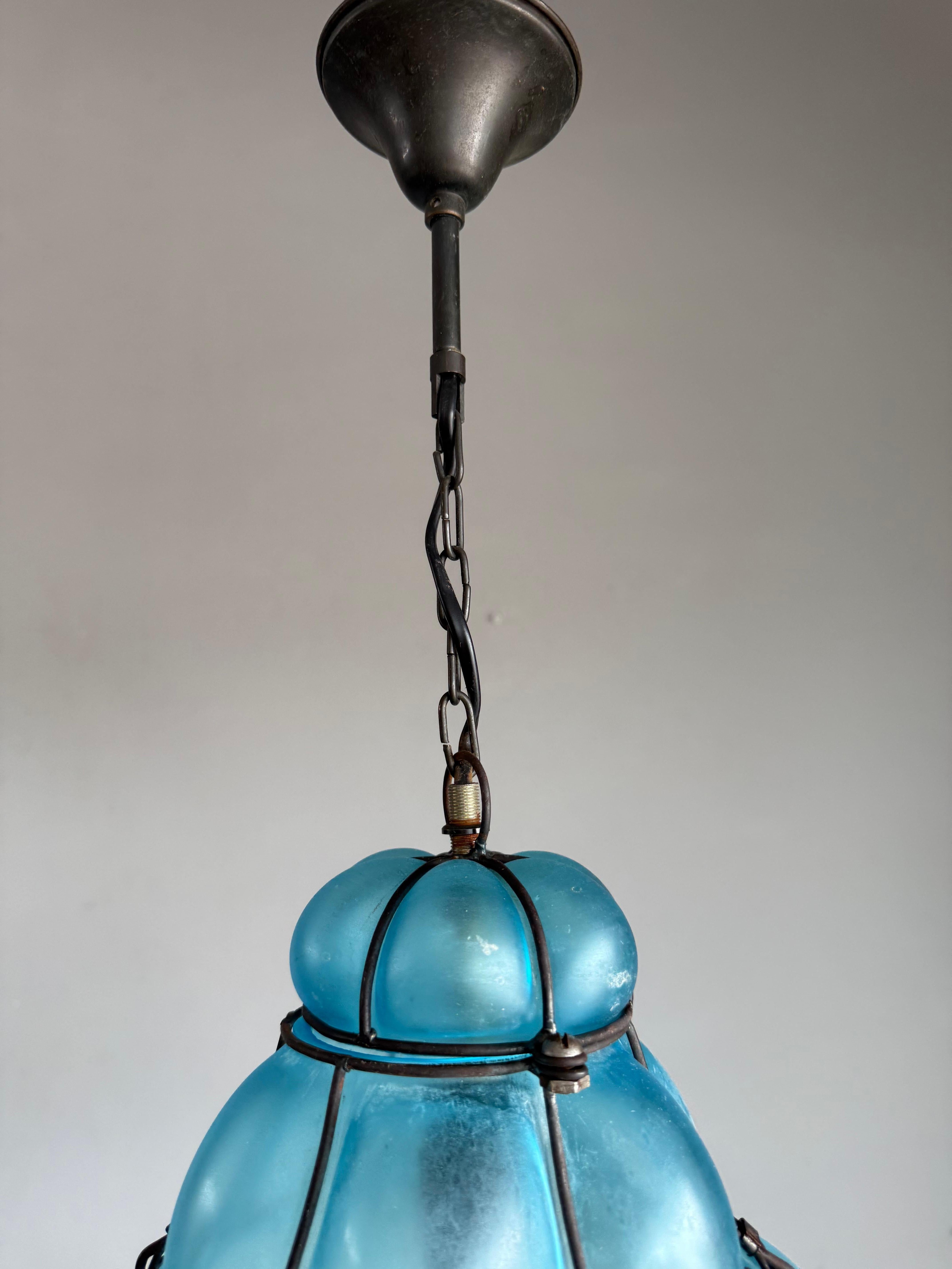 Métal Rare et magnifique lampe à suspension viennoise en verre soufflé bleu azur 1950 en vente