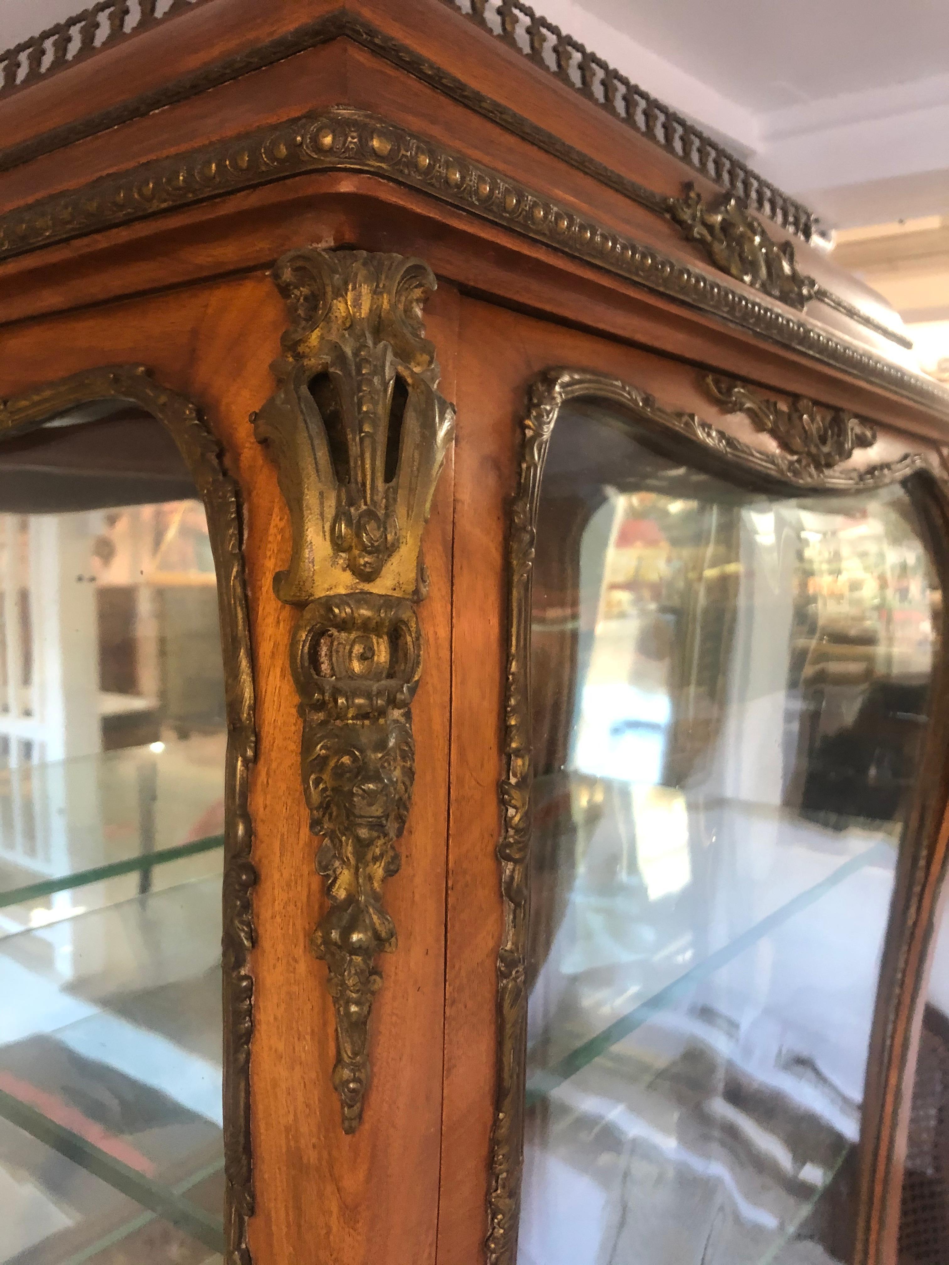 Rare Beauty 19th Century Edwardian Curio Vitrine Display Cabinet In Good Condition In Hopewell, NJ