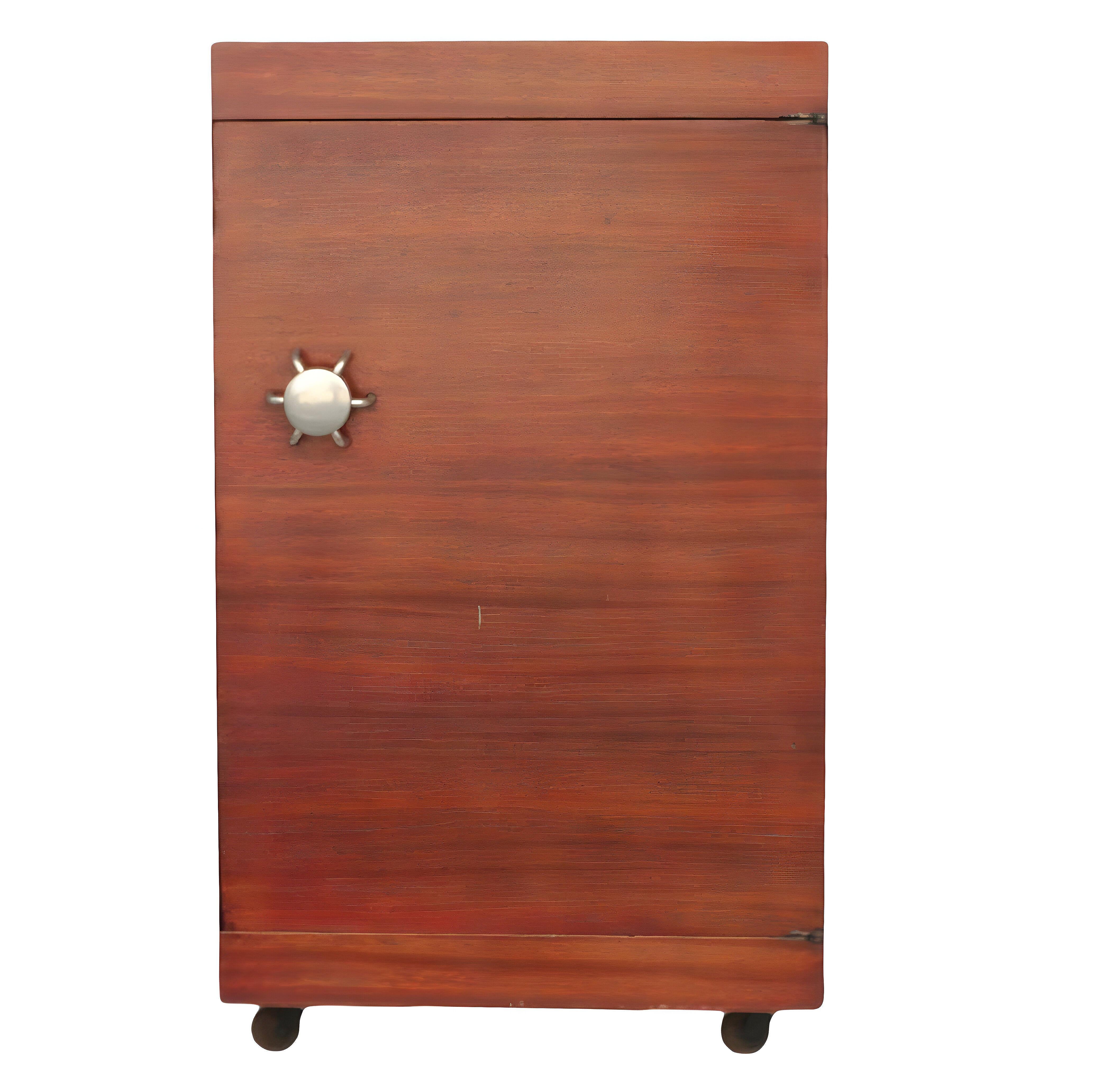 Splendida coppia di tavolini e comò a tre cassetti disegnati da Martin Fineman, risalenti al 1947. Realizzati per la linea Multiplex Modern della Winchendon Furniture Company, tutti e tre sono realizzati in mogano rosa chiaro con un'anta singola