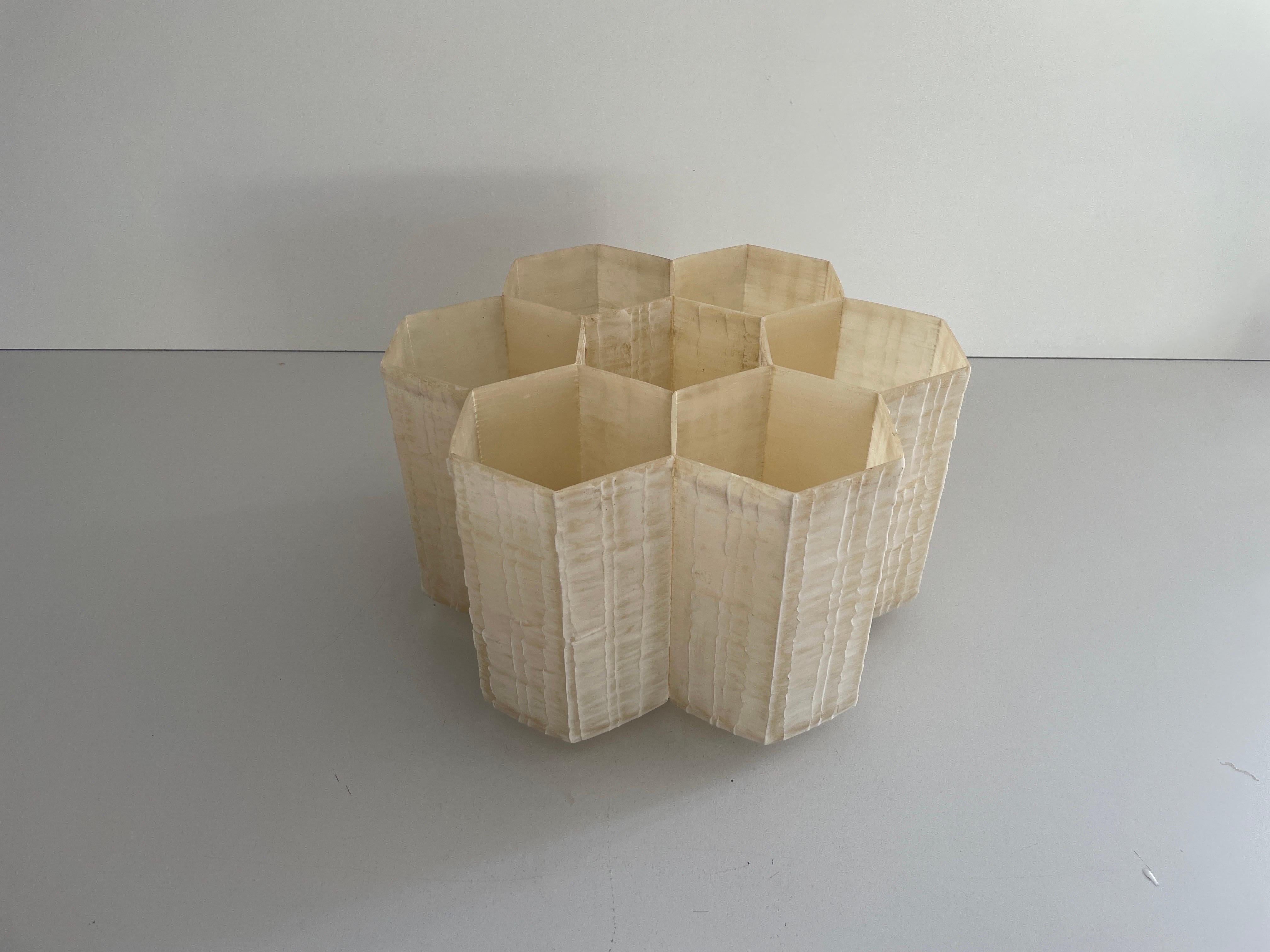 Rare Bee Honeycomb Design Fiberglass Flush Mount Light, 1960s, Allemagne
L'abat-jour est en très bon état vintage.

Cette lampe fonctionne avec 6 ampoules E14. 
Câblé et adapté à une utilisation avec 220V et 110V pour tous les pays.

Mesures