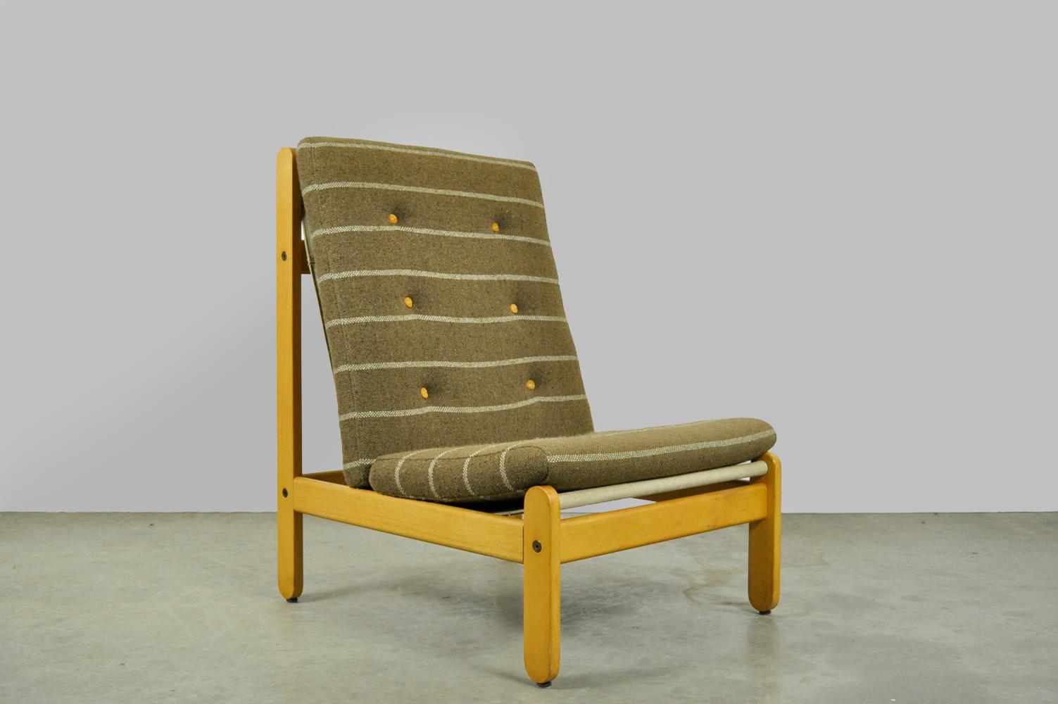 Special beech wood lounge armchair designed by the Dane Bernt Petersen and produced by Schiang Furniture, 1960s. 
The armchair has a beech wood frame with a canvas seat hanging between them. There are two tufted brown wool cushions on the canvas