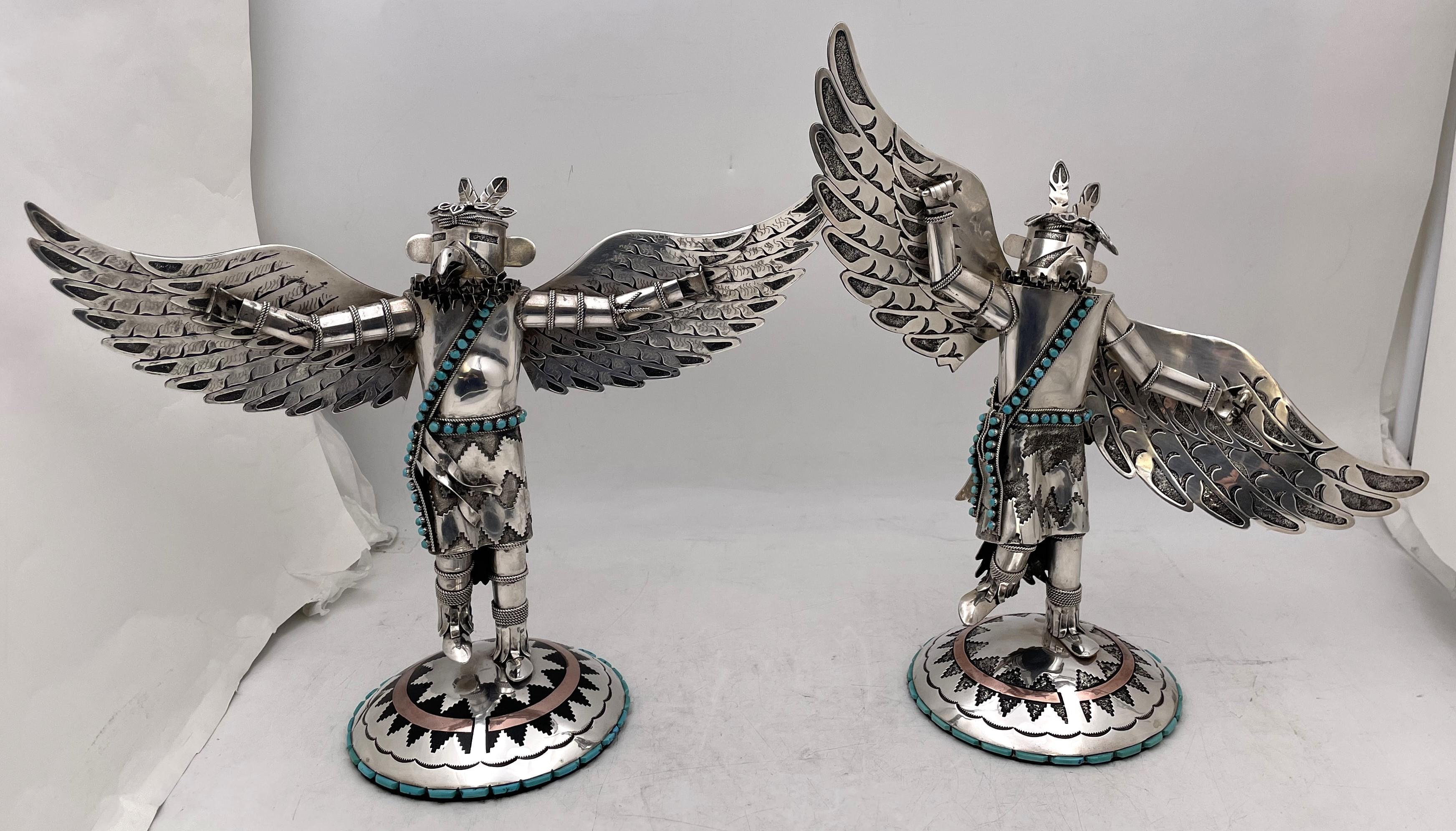 Rare Wilford Begay, Amérindien Navajo, paire de sculptures uniques en argent, cuivre et turquoise incrustée, représentant des figures d'oiseaux Kachina. Le plus grand mesure 14 3/4'' de hauteur et 5 7/8'' de diamètre à la base, tandis que le plus