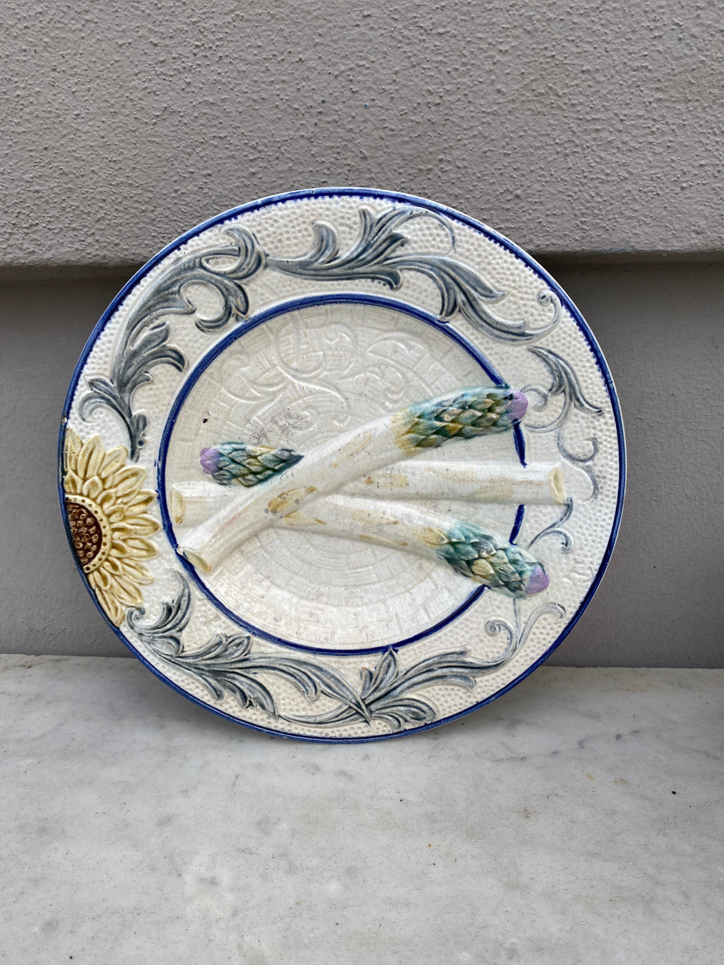 Rustic Rare Belgium Majolica Asparagus Sunflower Plate Wasmuel, circa 1880 For Sale