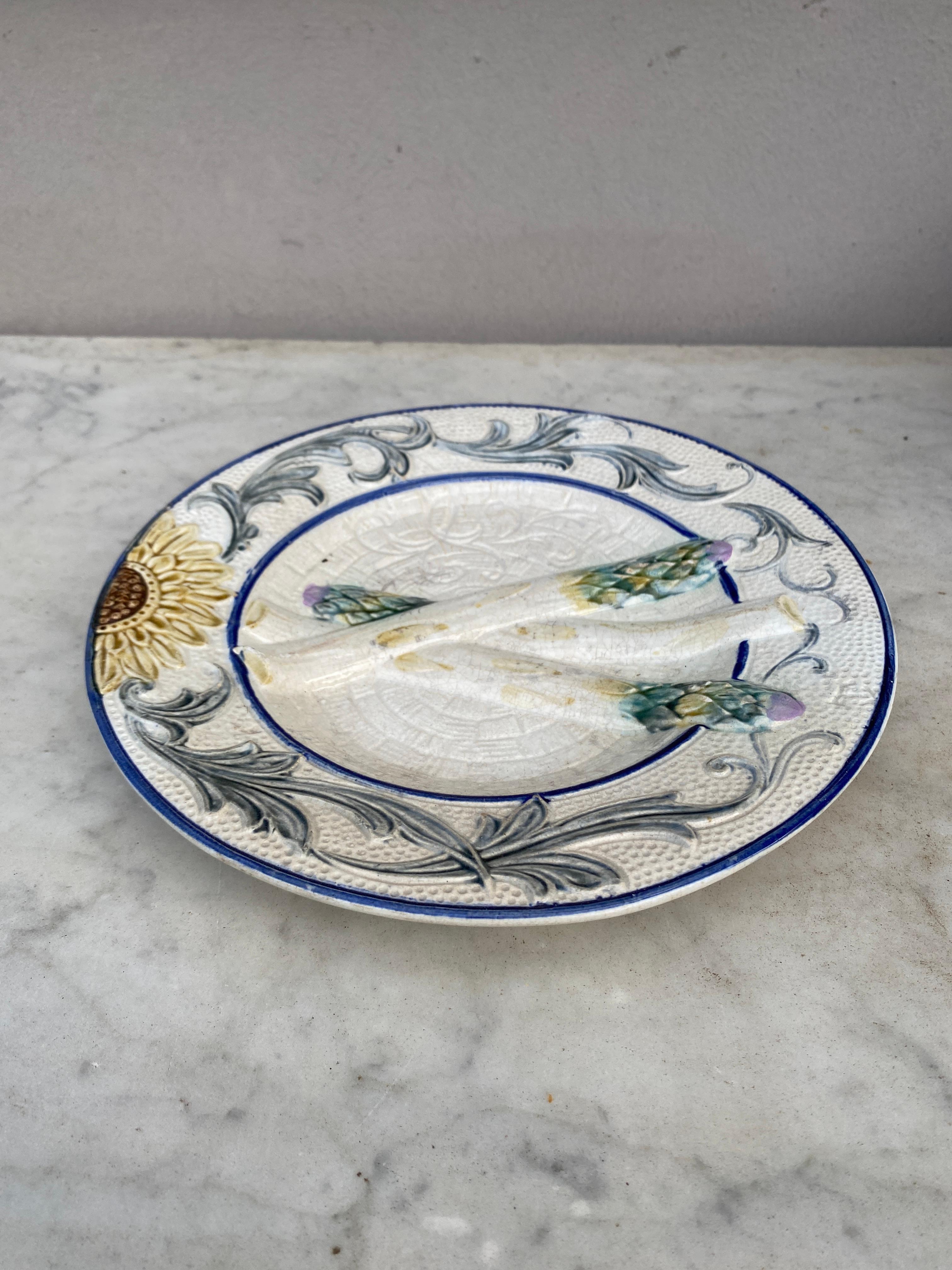 Belge Rare assiette à asperges et tournesol en majolique de Belgique Wasmuel, vers 1880 en vente