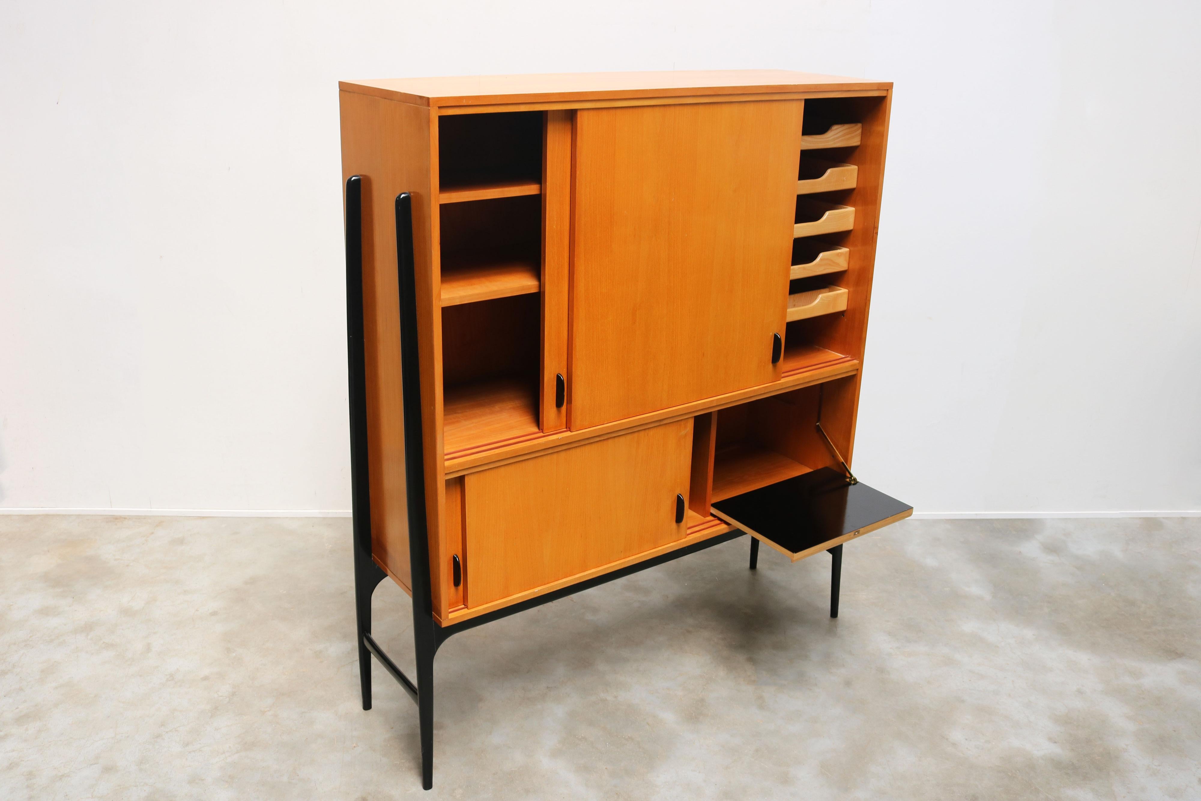 La vision du design d'Alfred Hendrickx est évidente dans chaque détail de cette planche haute conçue et produite en 1958. Ses lignes épurées, sa forme minimaliste et son élégance fonctionnelle en font une pièce remarquable dans n'importe quel