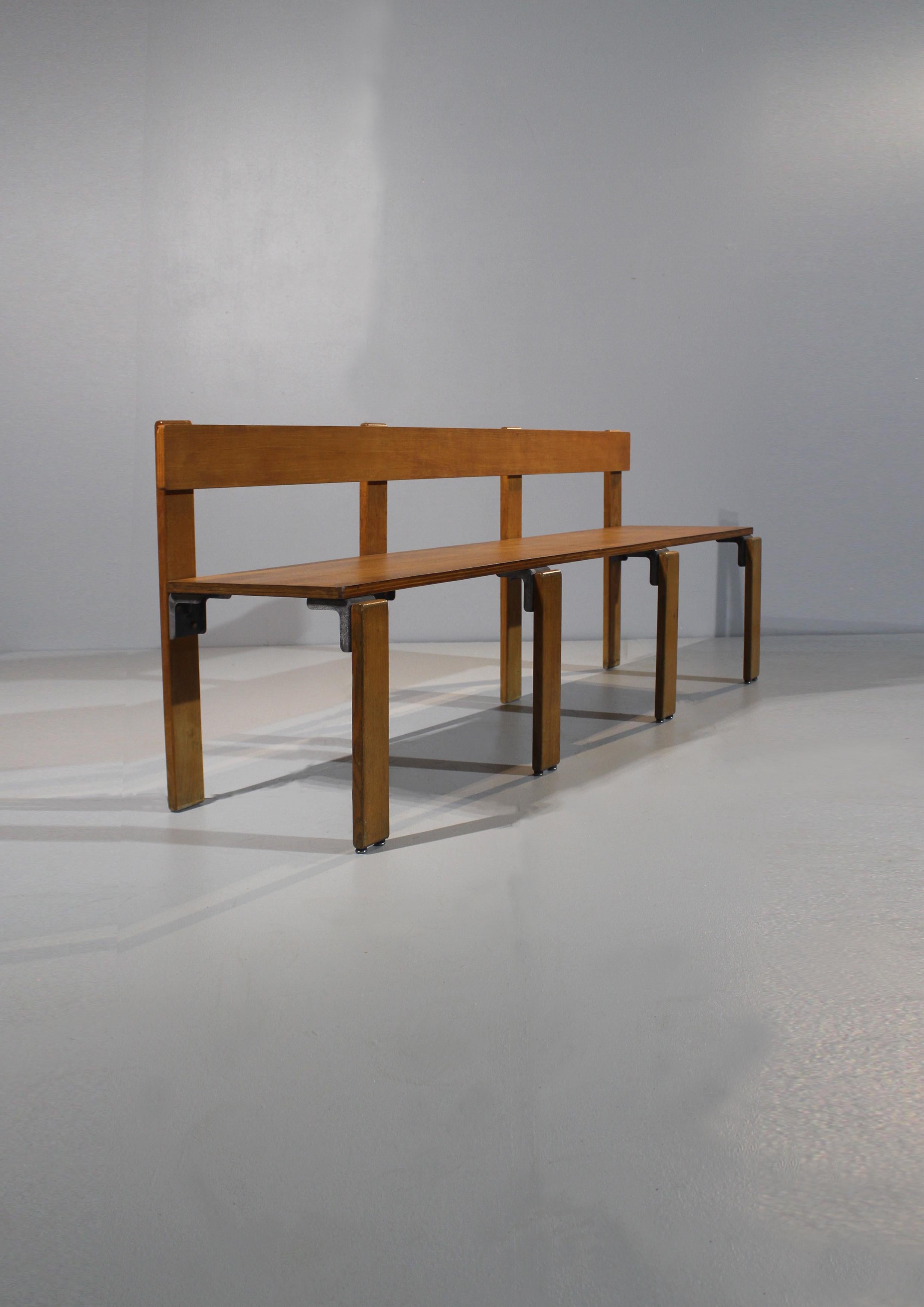 Tres rare banc de l'architecte Georges Candilis réalisé en 1968. Fabricación Sentou Francia . 
en muy buen estado 
Procedencia ; Réfectoire village vacances CCF les Carrats de Port-Leucate 

Candilis colaboró con Le Corbusier en varios proyectos