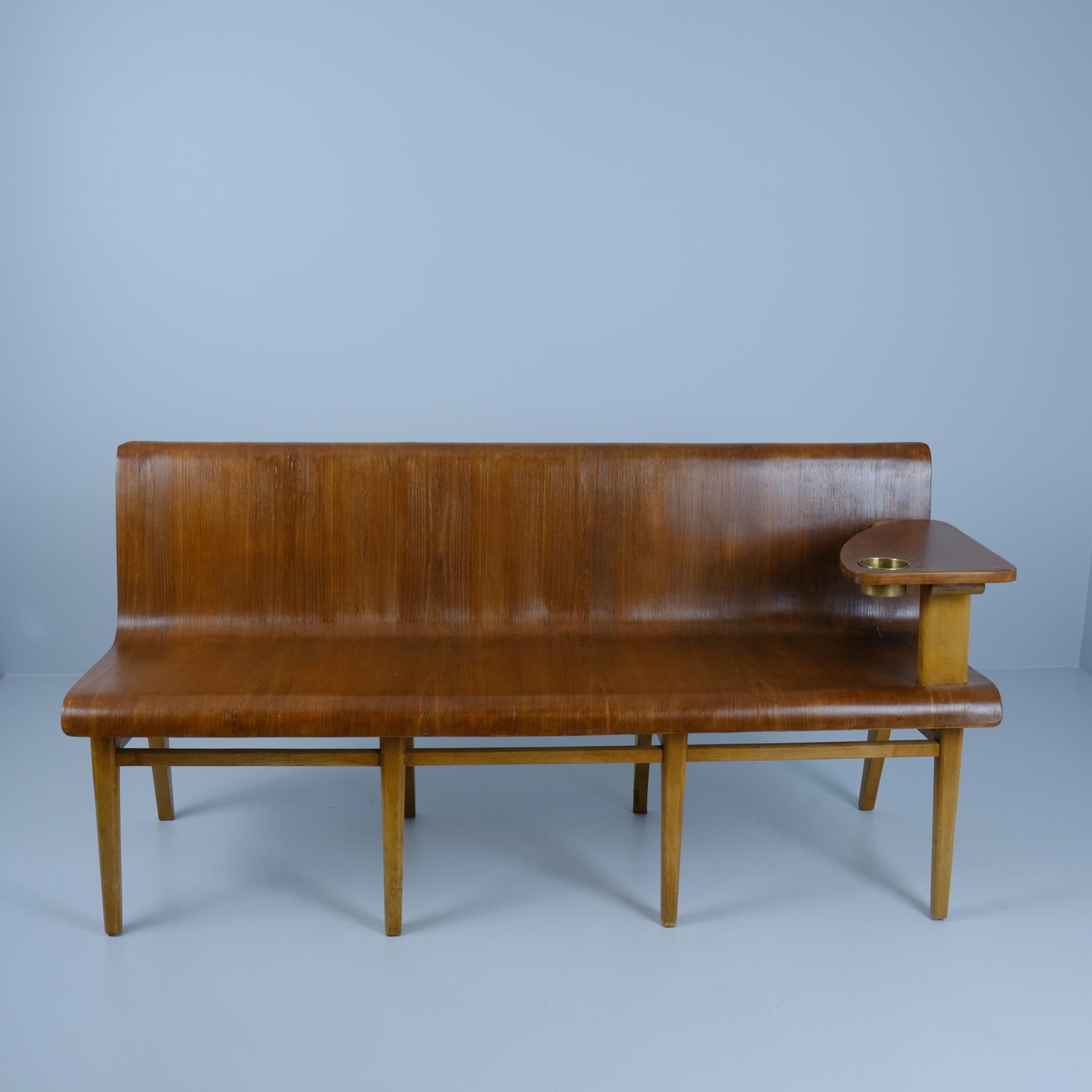 Un banc exceptionnellement rare de l'architecte finlandais Risto Veikko Luukkonen (1902-1972) qui fut l'un des premiers architectes fonctionnalistes à diriger le mouvement en Finlande. Sa carrière a débuté dans les années 1920 et s'est poursuivie