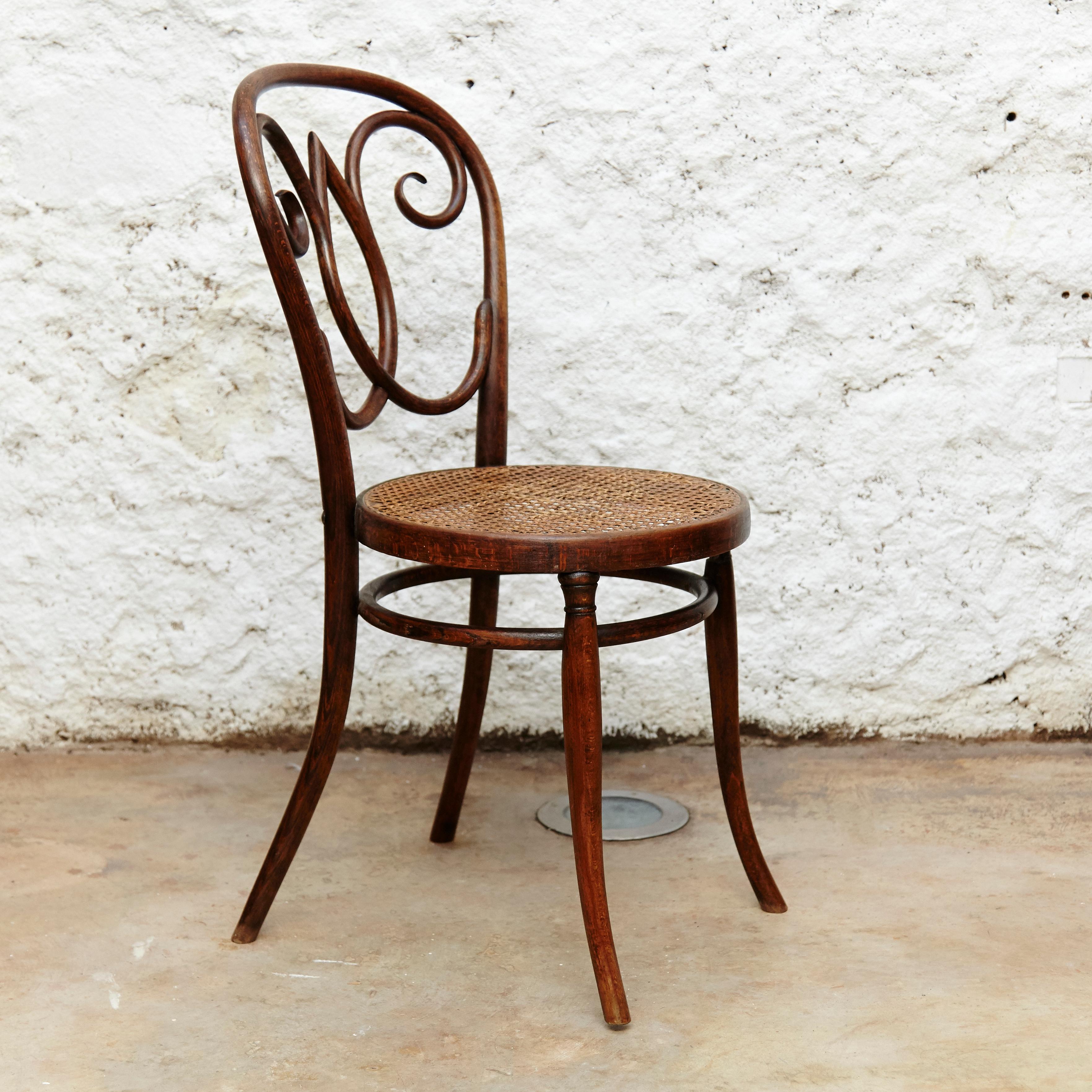 Bentwood and rattan chair by unknown designer and manufacturer.
Made in Austria, circa 1920.
With a beautiful wood backrest design, all it in the style of Thonet.

In original condition with minor wear consistent with age and use, preserving a