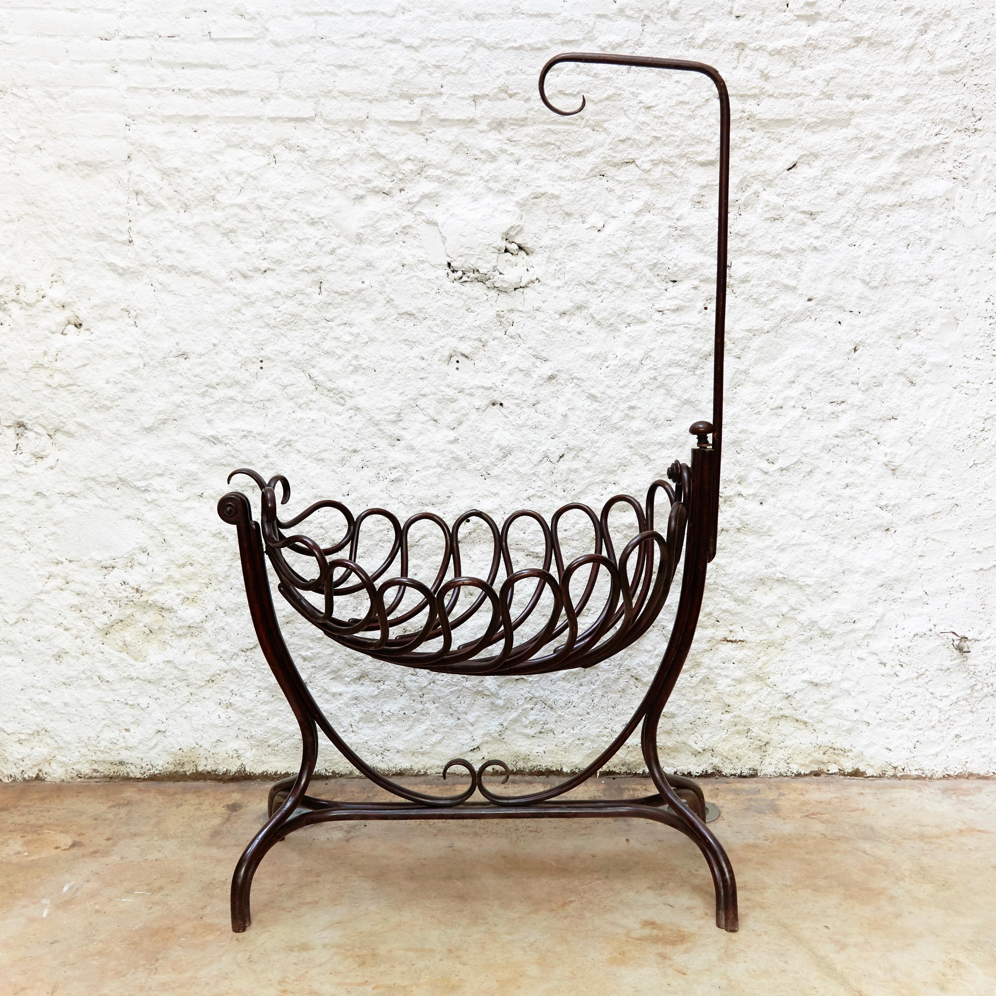 Rare bentwood modernist cradle.
Manufactured by Ventura Feliu (Spain), circa 1930.

In original condition, preserving a beautiful patina.