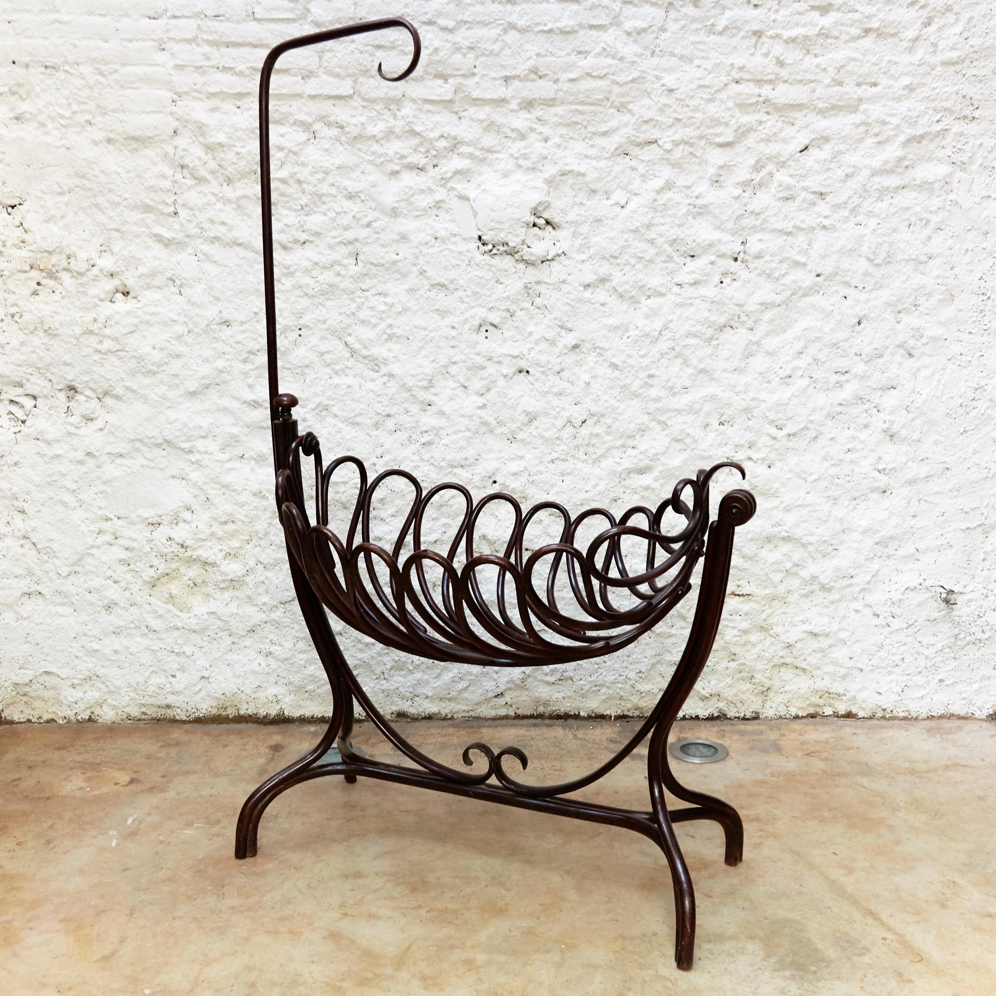 Arts and Crafts Rare Bentwood Modernist Cradle by Ventura Feliu, circa 1930