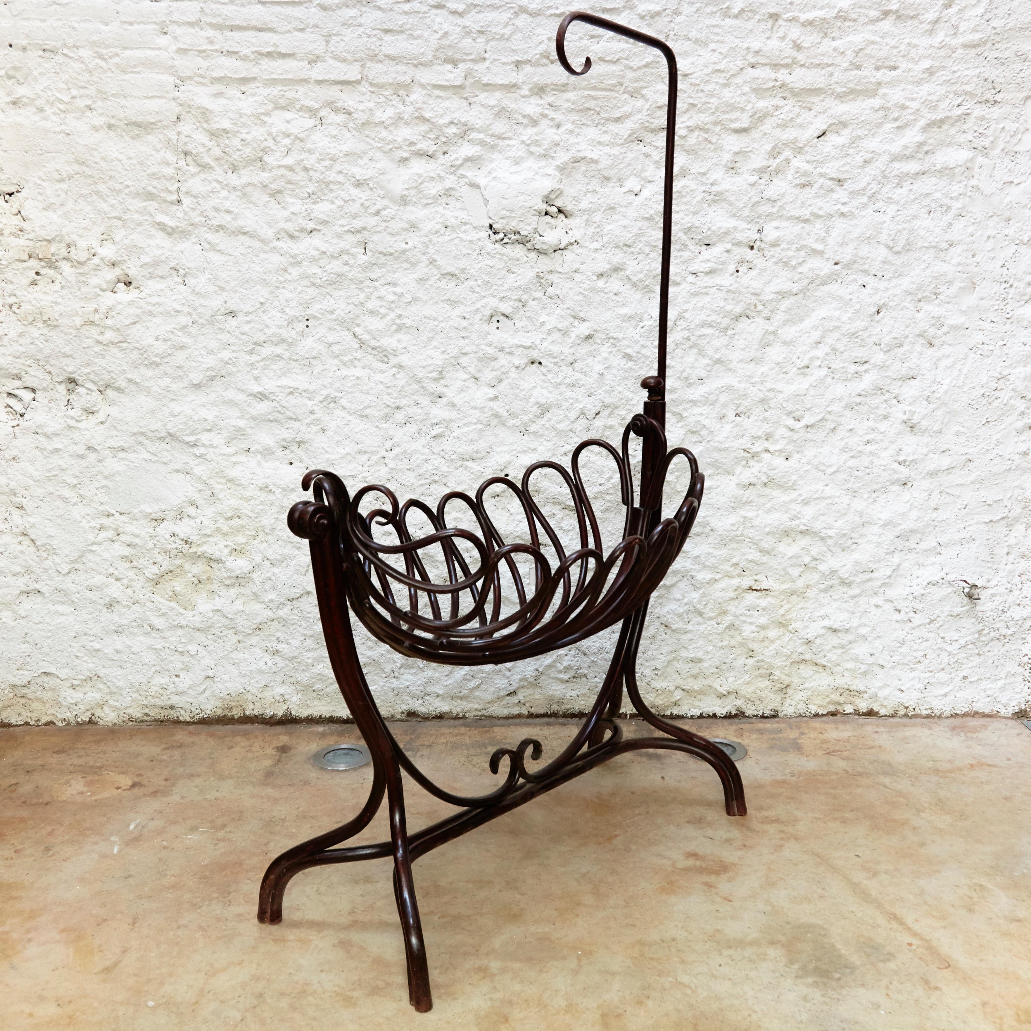 Spanish Rare Bentwood Modernist Cradle by Ventura Feliu, circa 1930