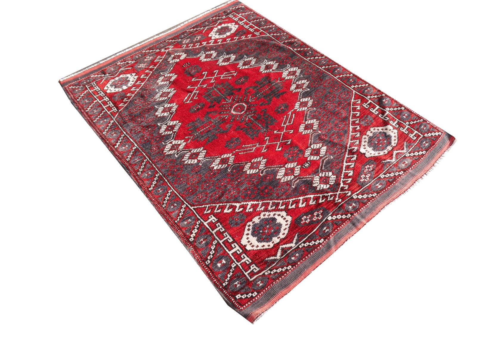 Dies ist ein Beispiel für die seltenen und schwer zu findenden türkischen Bergama Kiz-Stammesteppiche. Die Farbe wird oft als Türkischrot bezeichnet. Der Zustand ist sehr gut mit leuchtenden Farben.

Bergama semi antiker Teppich rot, grau selten 132