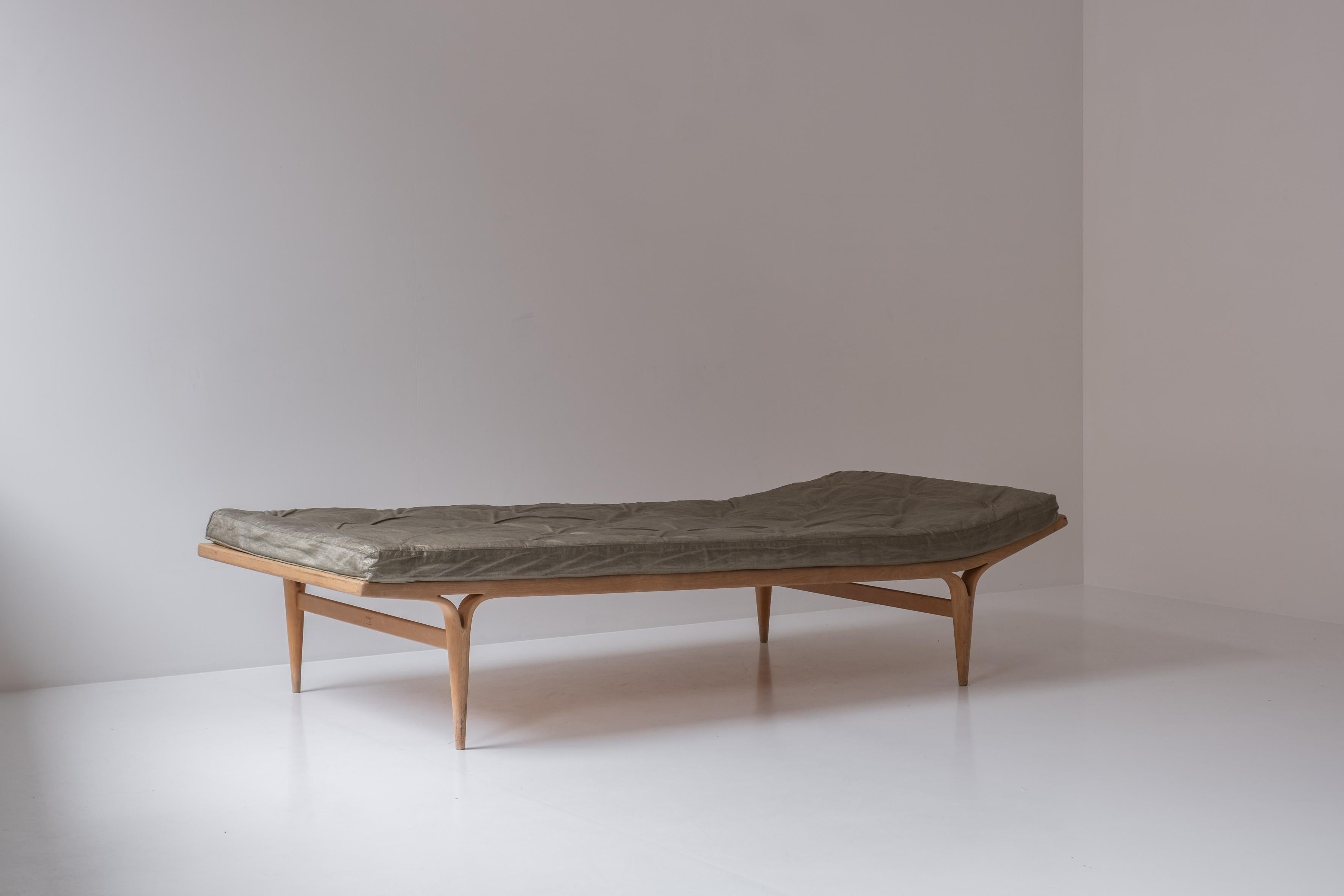 Rare ‘Berlin’ daybed designed by Bruno Mathsson for Firma Karl Mathsson, Sweden 1969. This first edition daybed has the original canvas upholstery with leather cognac buttons. The frame is made out of beech. This model was originally presented at