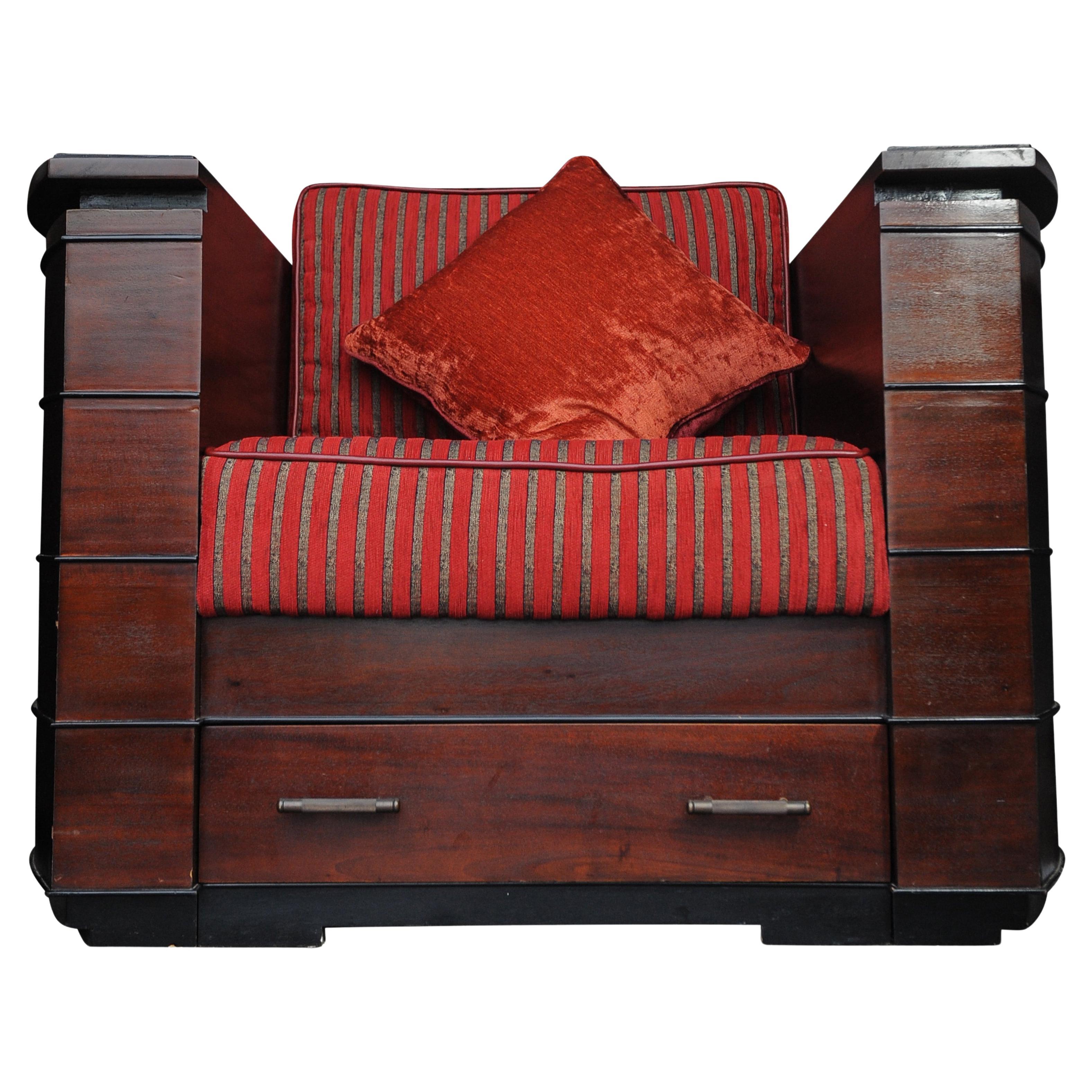 Acajou teinté, design moderne et épuré Art Déco sur mesure  Fauteuil tapissé avec des perles ébonisées remarquables et un bar sec intégré
 Une véritable pièce d'apparat 

Avec tiroir de rangement sous le siège et tablette en verre à l'arrière, idéal