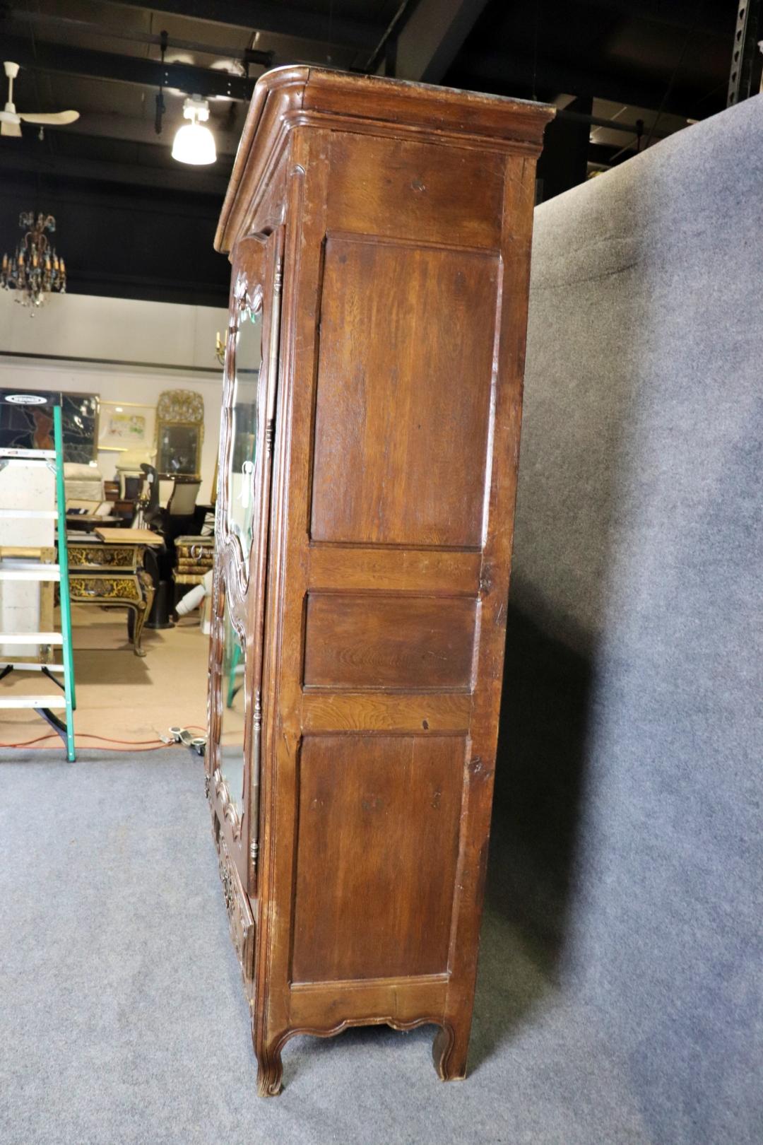 Raro Armadio a specchio francese Luigi XV intagliato in Oak del 1790 in vendita 7