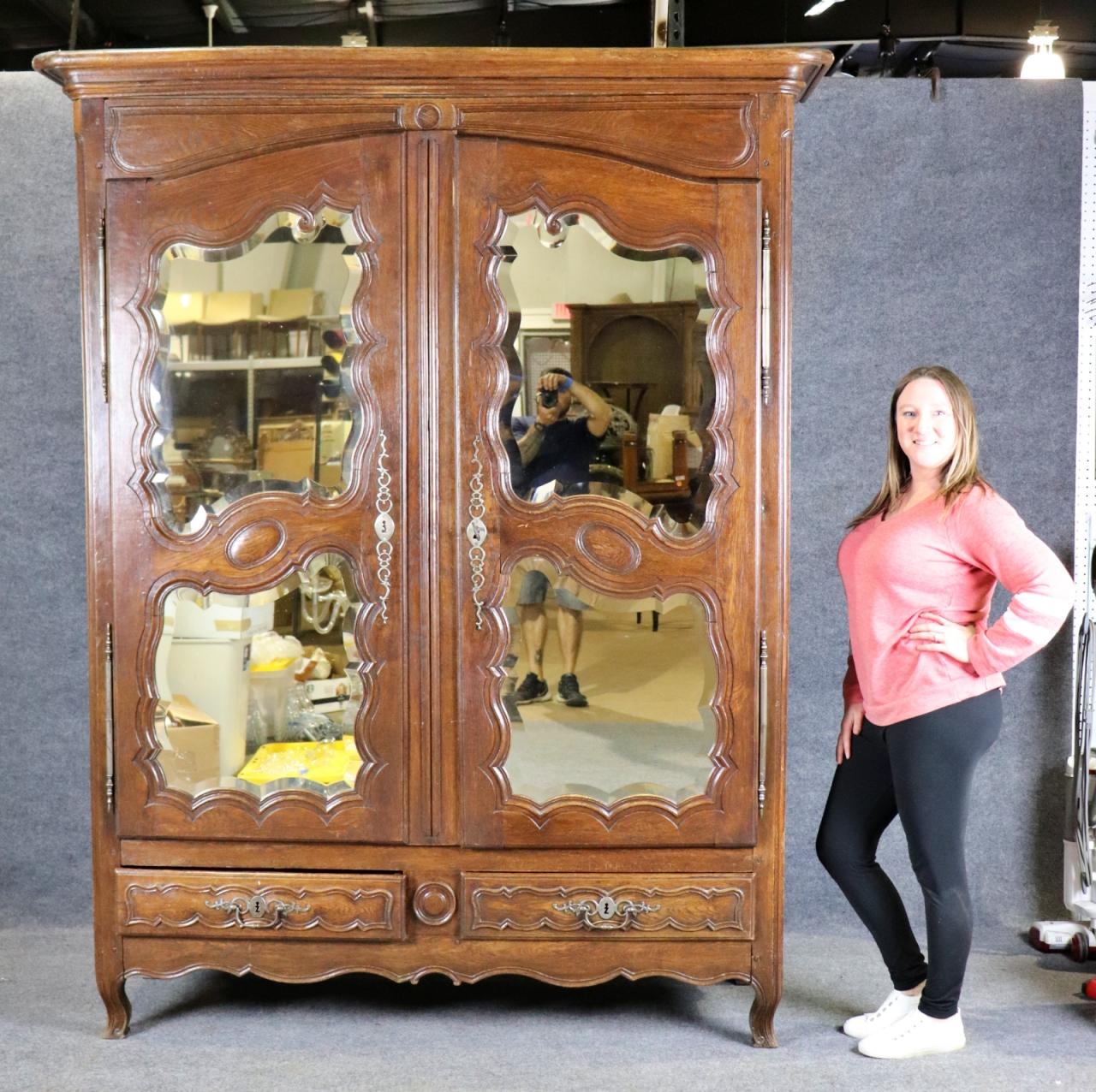 Raro Armadio a specchio francese Luigi XV intagliato in Oak del 1790 in vendita 10