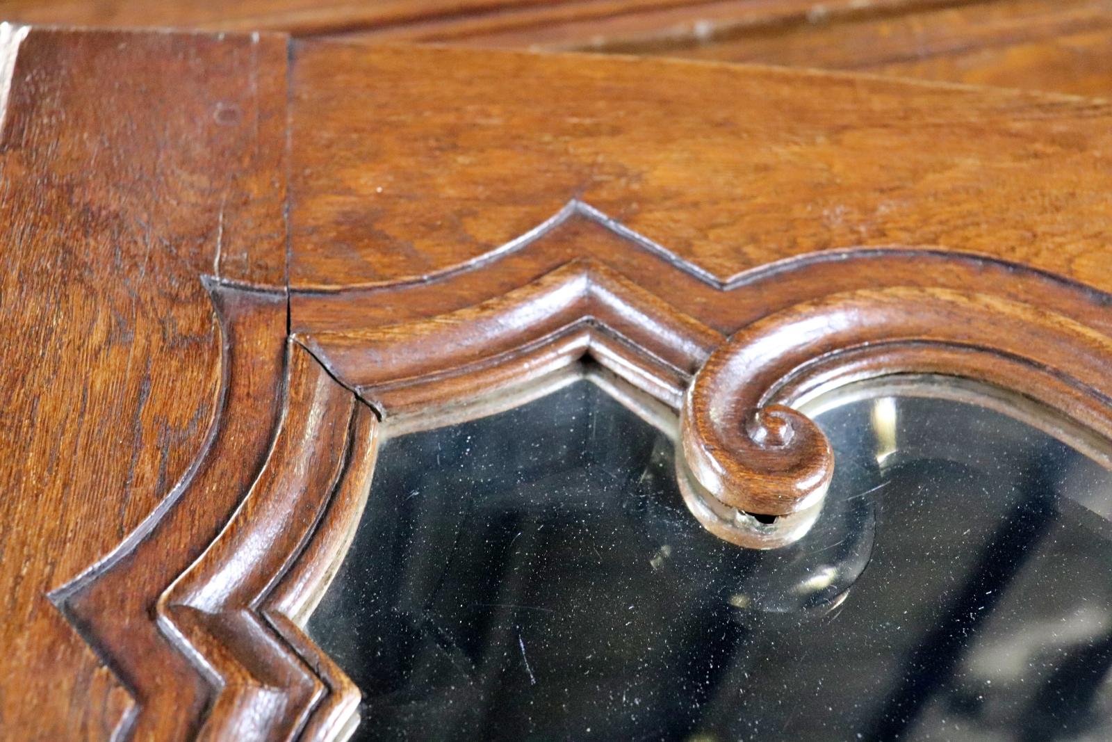 Francese Raro Armadio a specchio francese Luigi XV intagliato in Oak del 1790 in vendita