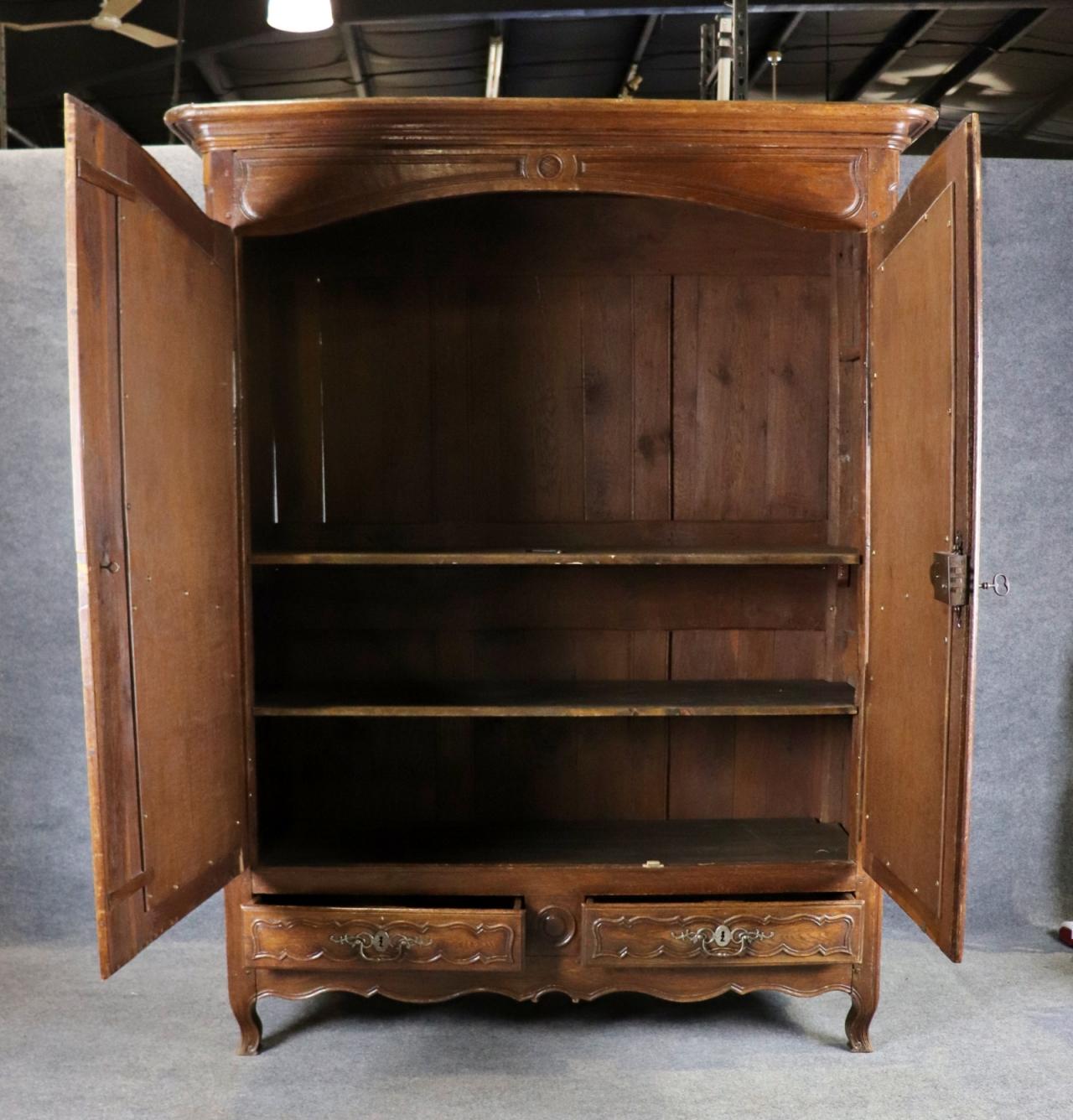 Fine XVIII secolo Raro Armadio a specchio francese Luigi XV intagliato in Oak del 1790 in vendita