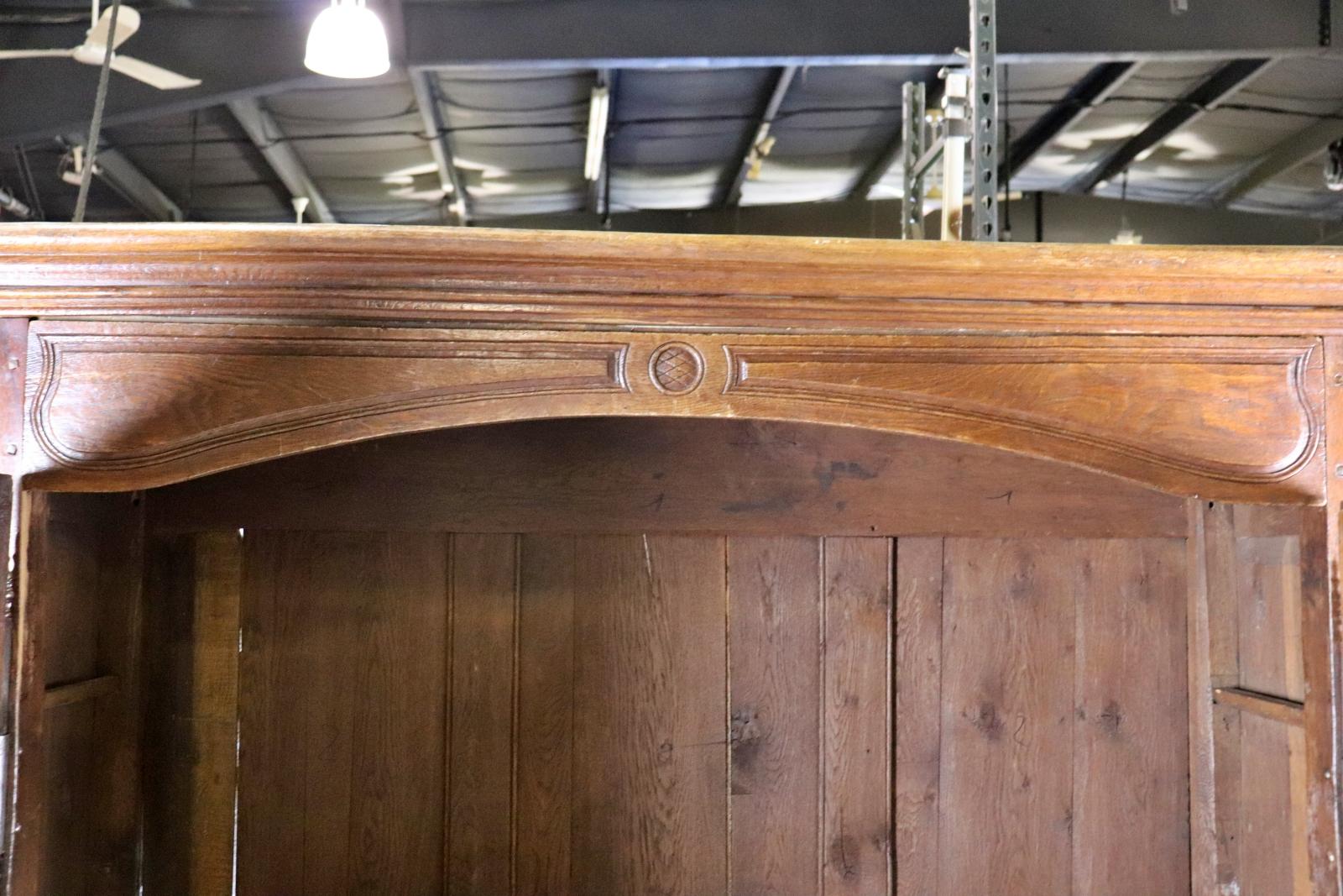 Raro Armadio a specchio francese Luigi XV intagliato in Oak del 1790 in vendita 1
