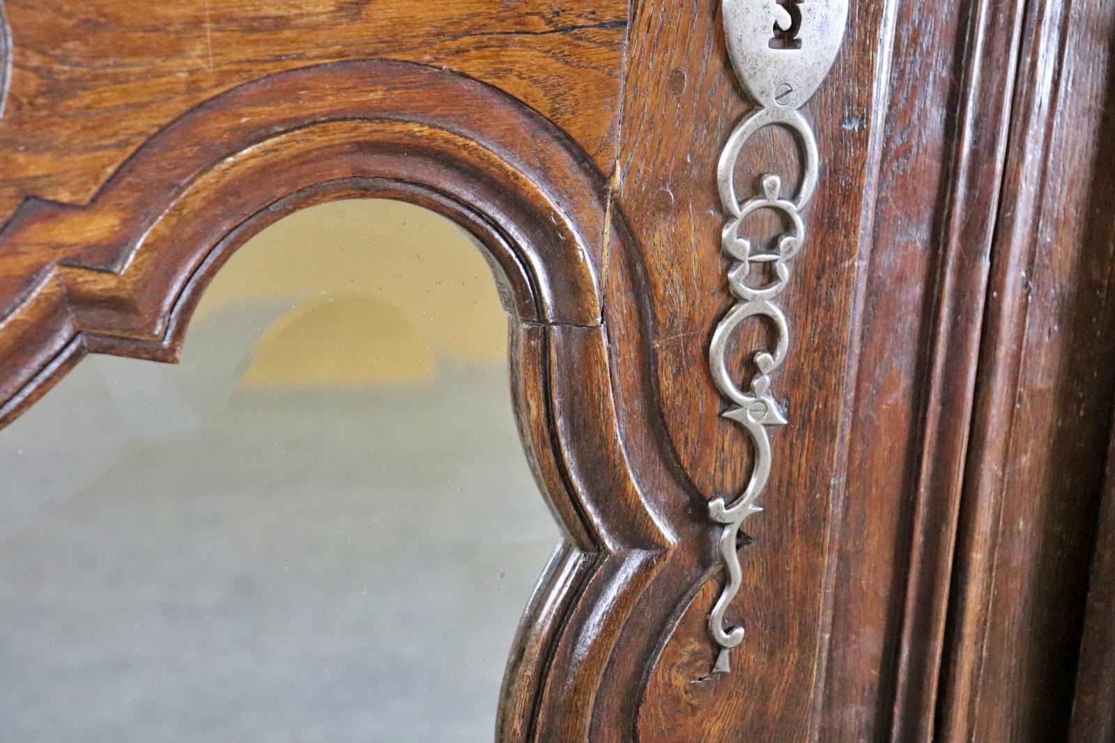 Raro Armadio a specchio francese Luigi XV intagliato in Oak del 1790 in vendita 2