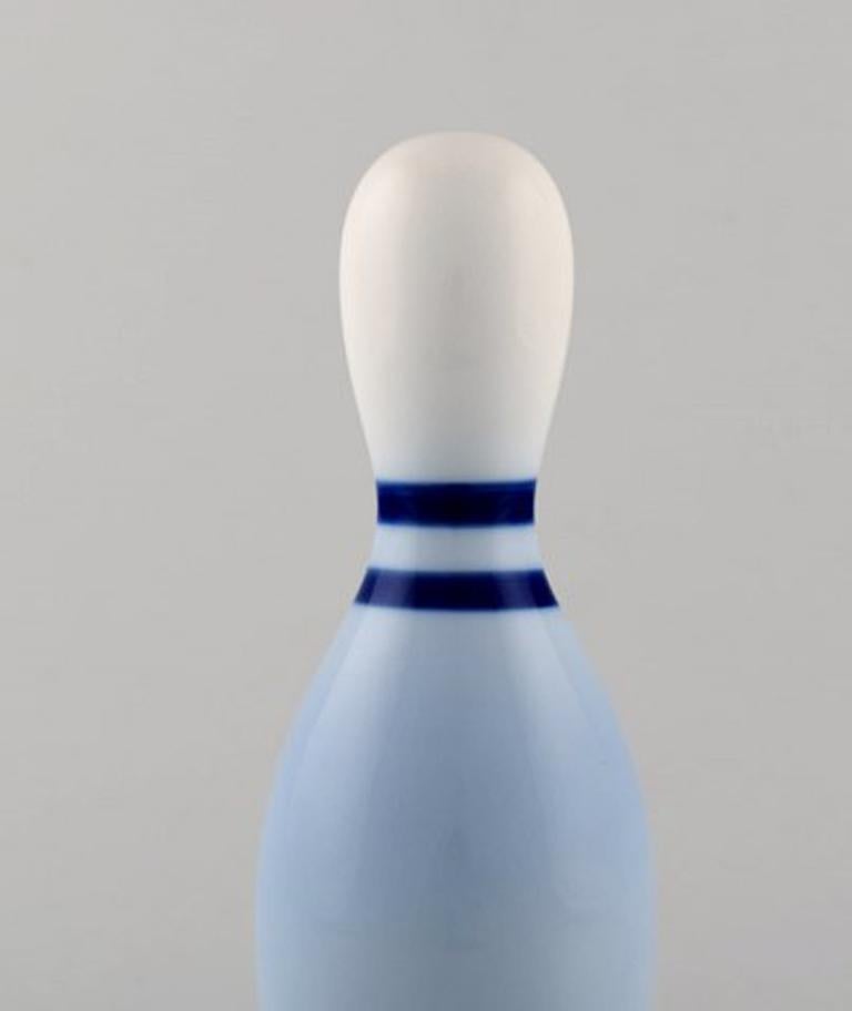 Rare B&G 'Bing & Grondahl' bowling pin, model number 6132.
Measure: 20 cm. high.
1st factory quality.
In very good condition.