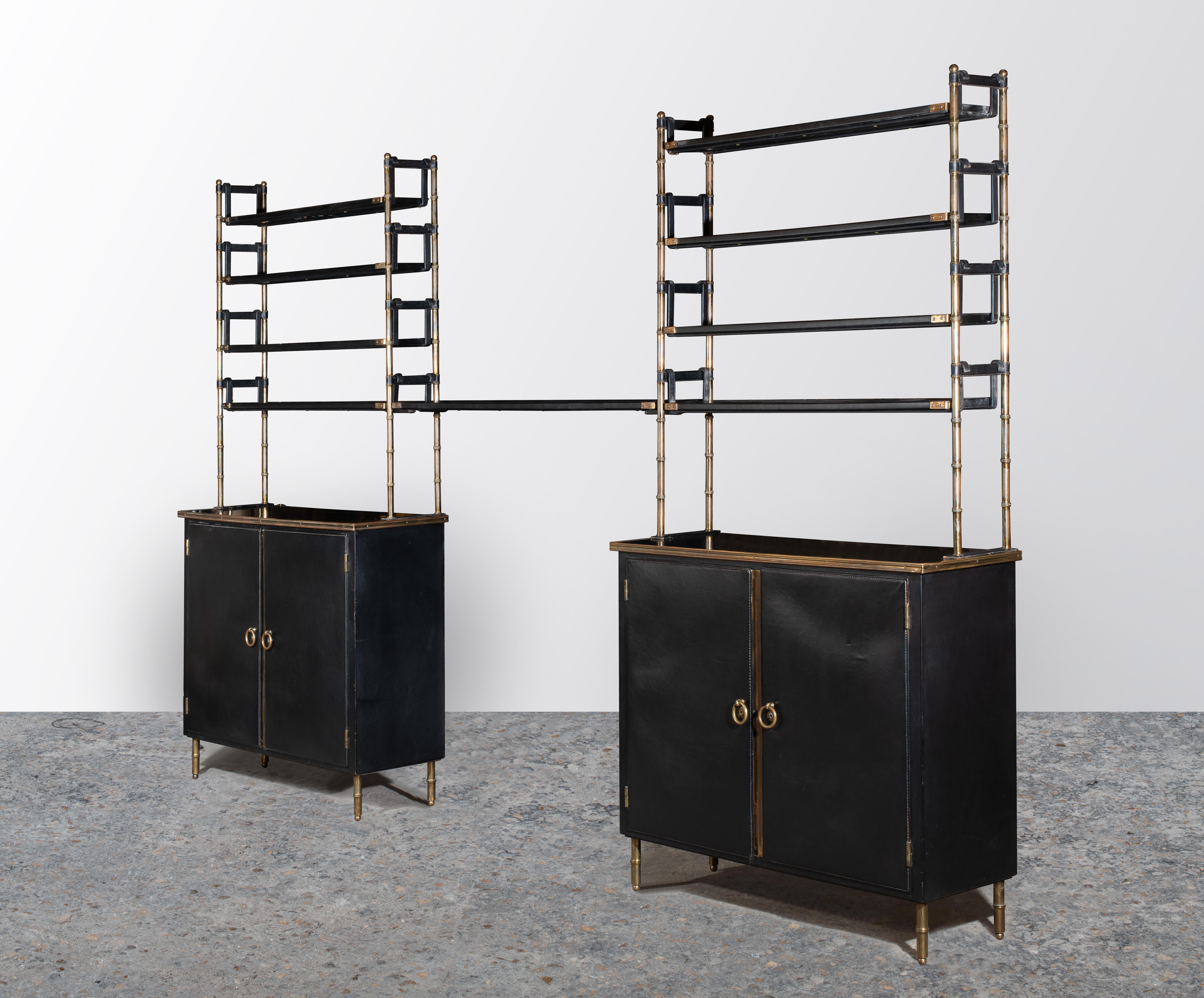 Rara bibliothèque composta da un mobile di base a cassettoni cubici in pelle interamente guadagnata di cuoio noir con piqure sellier. Presentano dei piani rettangolari in bois mélaminé noir e si aprono con due porte con prismi annulati in laiton