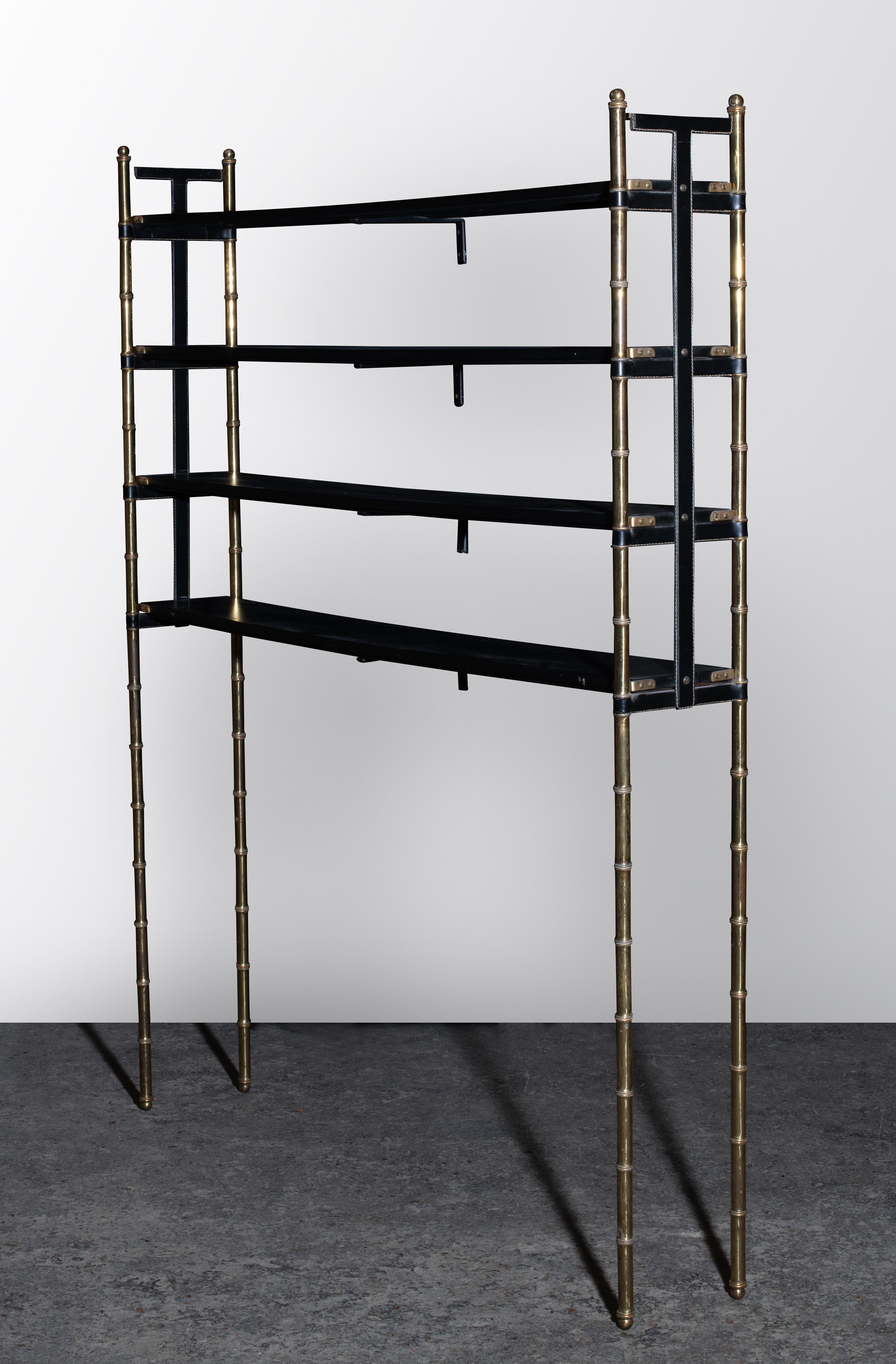 Biblioteca con struttura in laiton dorato che imita il bambù e che racchiude delle etichette sovrapposte interamente guadagnate in pelle nera. 
Jacques Adnet è un architetto décorateur e designer francese del XX secolo. È all'età di sei anni che