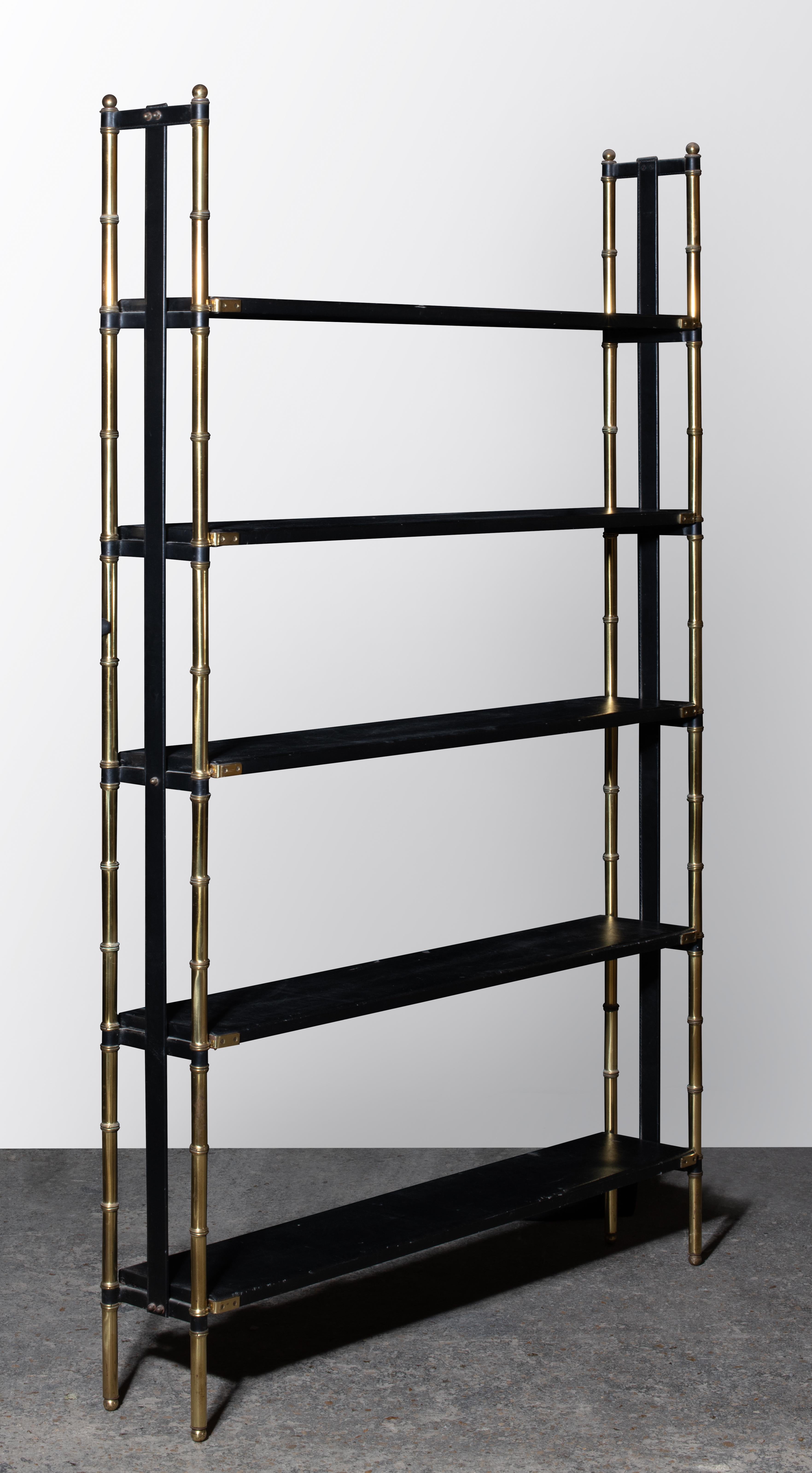 Biblioteca con struttura in laiton dorato che imita il bambù e che racchiude delle etichette sovrapposte interamente guadagnate in pelle nera. 
Jacques Adnet è un architetto décorateur e designer francese del XX secolo. È all'età di sei anni che