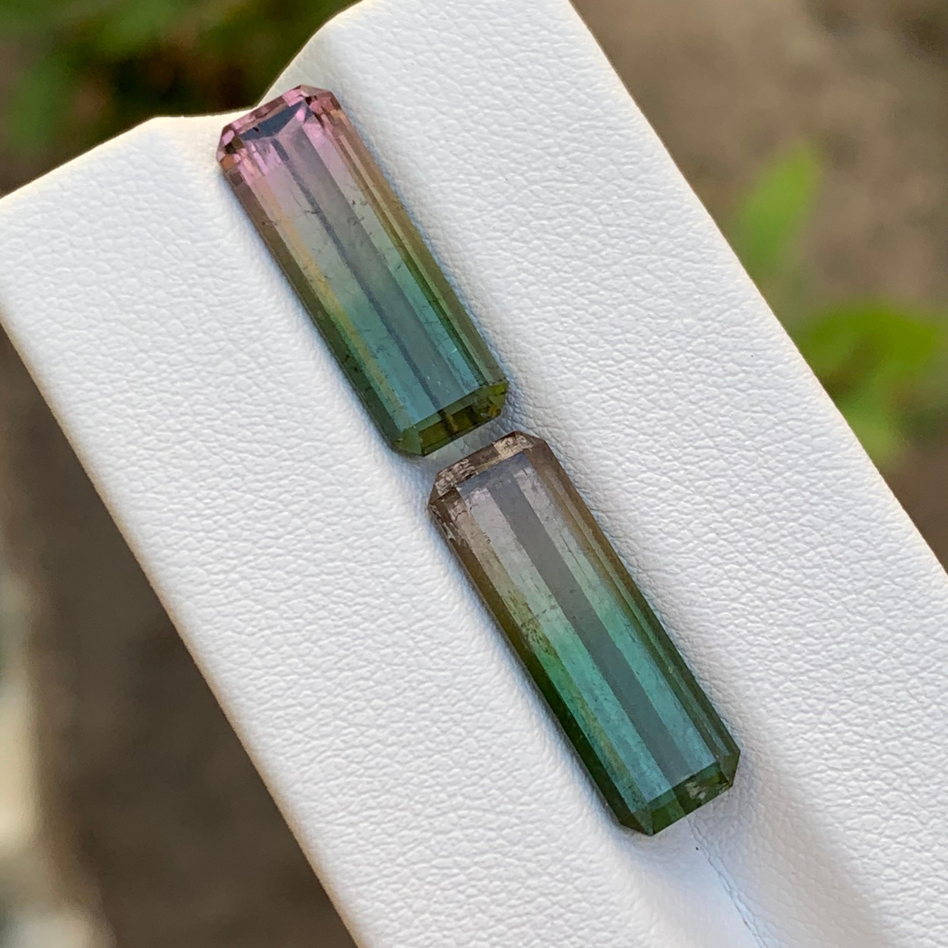 TYPE DE PIERRE GEMME : Tourmaline 
PIÈCE(S) : 2
Poids : 14,70 carats
FORME : Taille émeraude
TAILLE (MM) : 
7,20 Carat= 20,11 x 6,87 x 5,33
7,50 Carat= 20,32 x 6,87 x 5,49
COULEUR : Bicolore
CLARTÉ : Légèrement incluse 
TRAITEMENT : Chauffé
ORIGINE